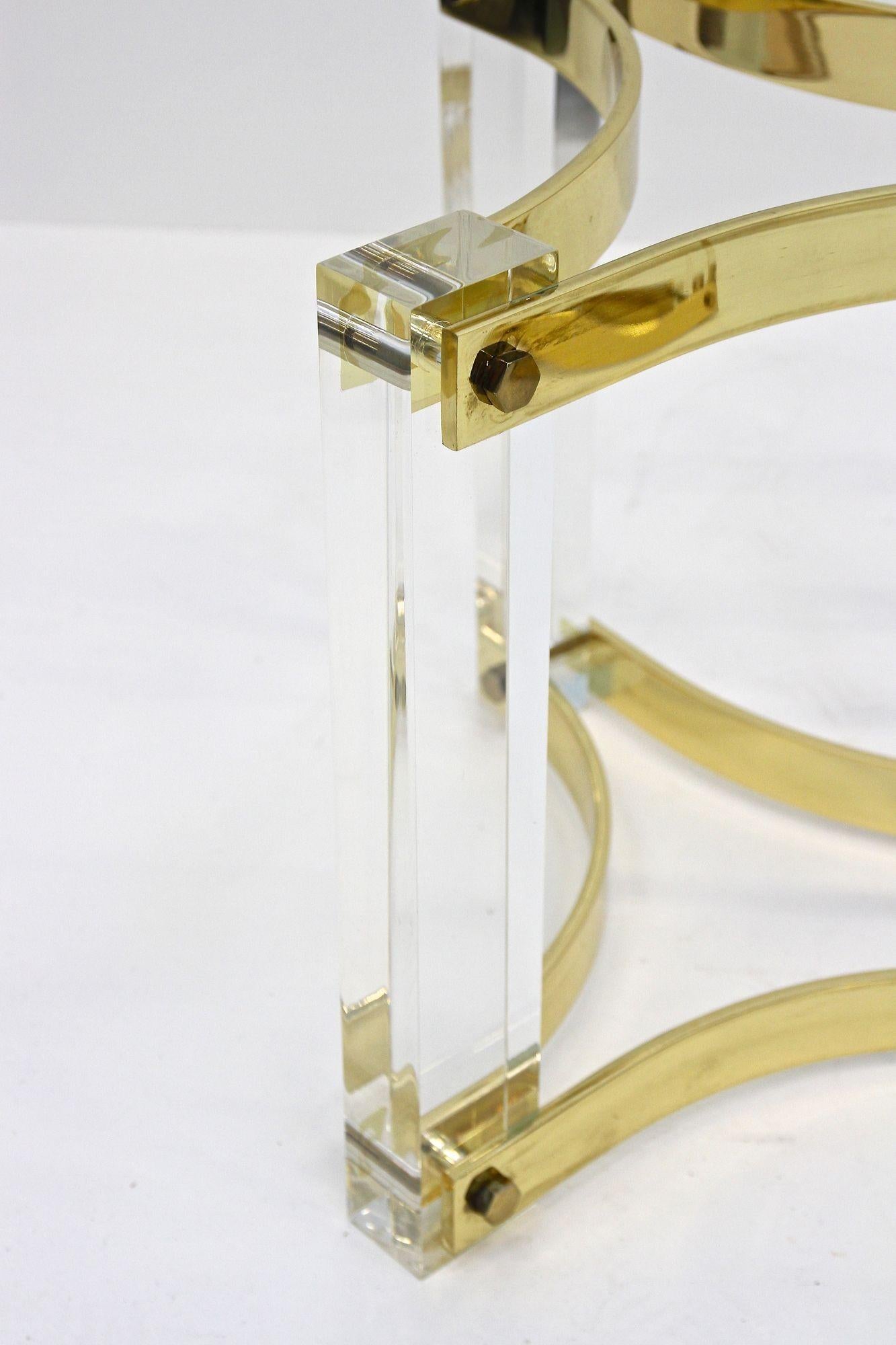 Table basse du milieu du siècle dernier en lucite et laiton par A. Albrizzi, laiton doré, IT vers 1970 en vente 3