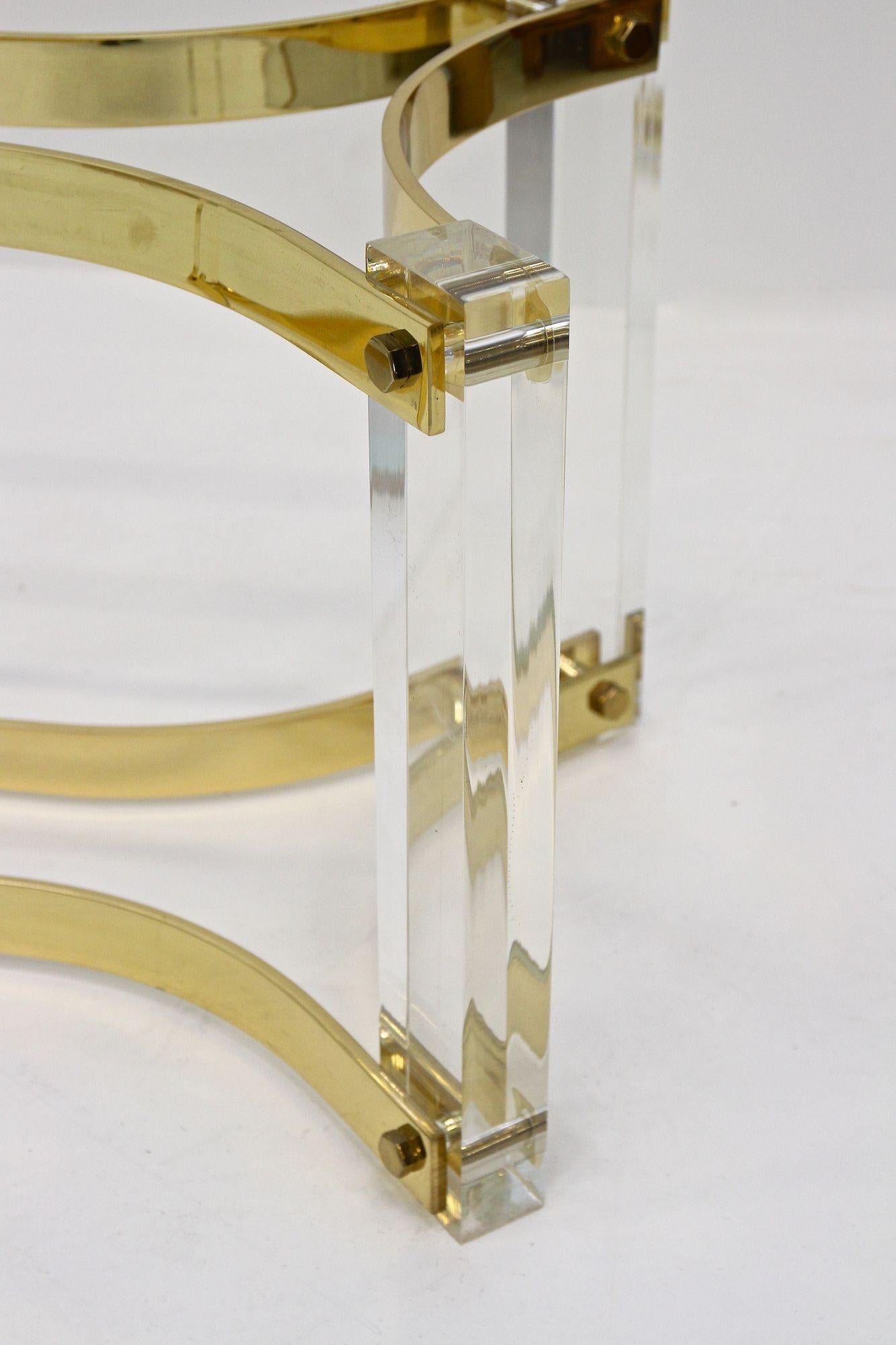 Table basse du milieu du siècle dernier en lucite et laiton par A. Albrizzi, laiton doré, IT vers 1970 en vente 4