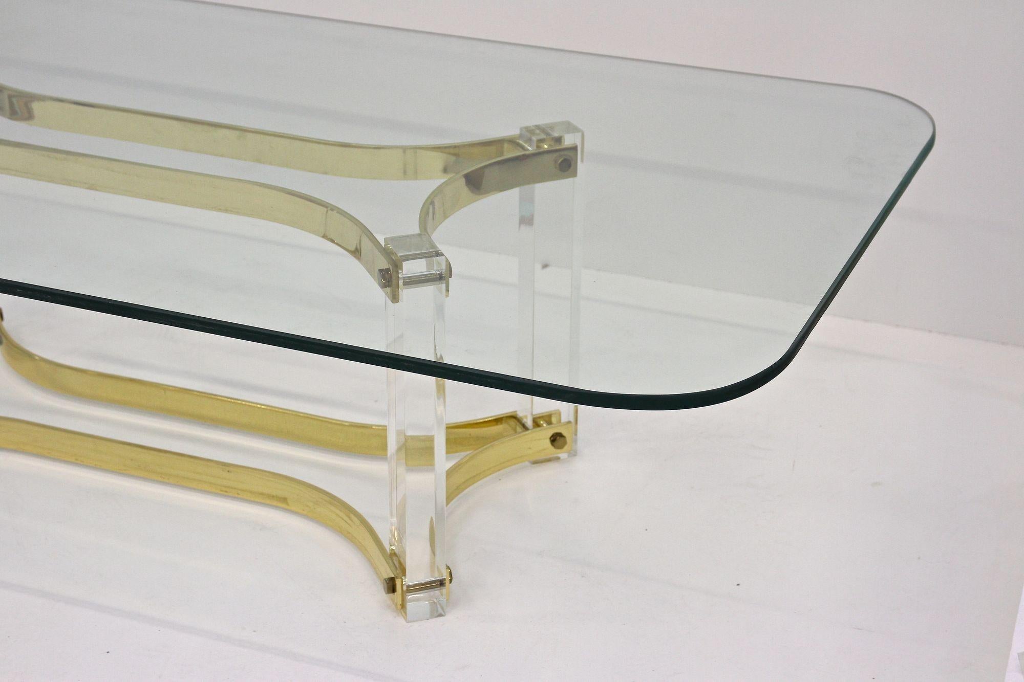 Table basse du milieu du siècle dernier en lucite et laiton par A. Albrizzi, laiton doré, IT vers 1970 en vente 5