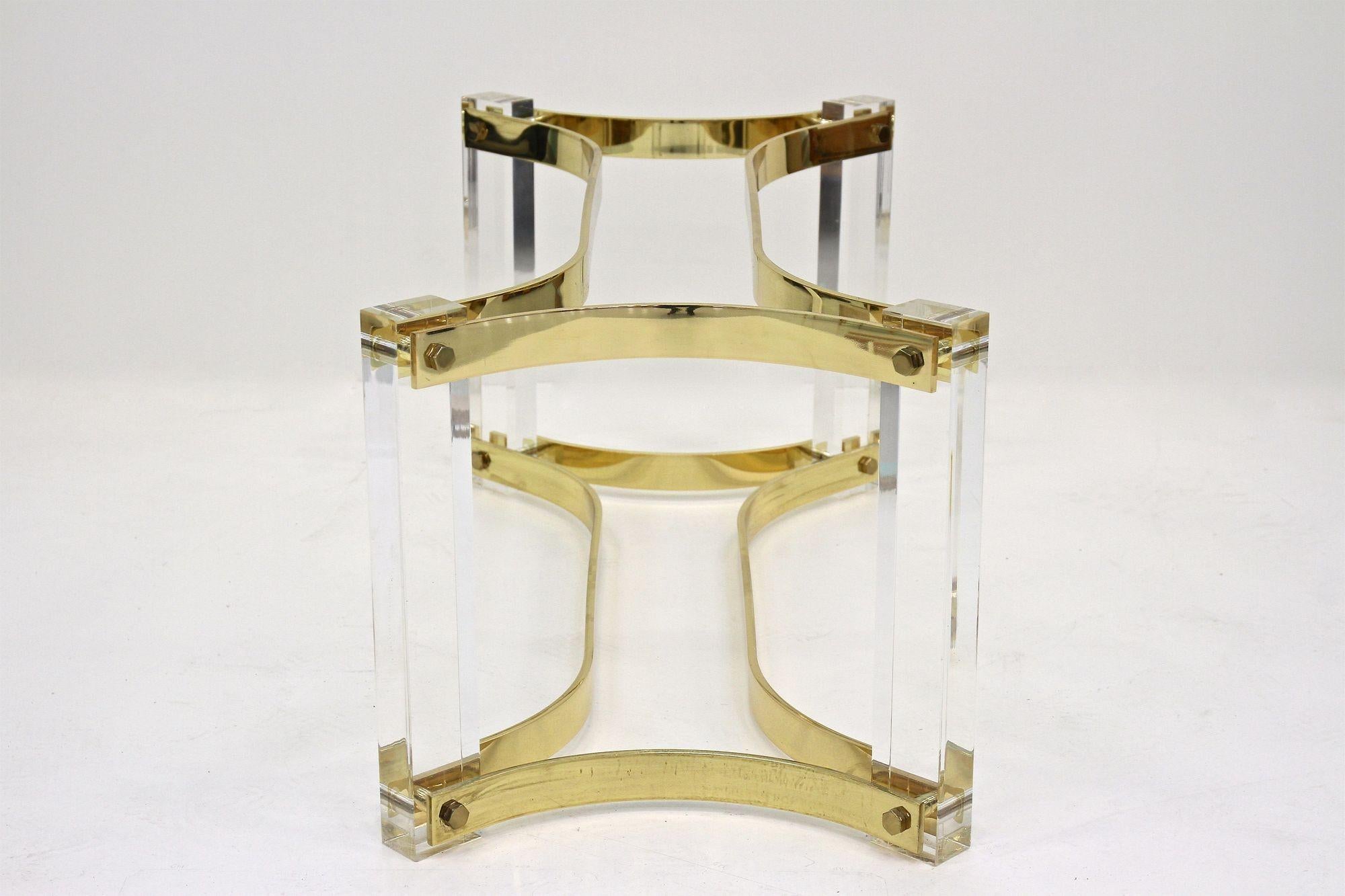 Table basse du milieu du siècle dernier en lucite et laiton par A. Albrizzi, laiton doré, IT vers 1970 en vente 6
