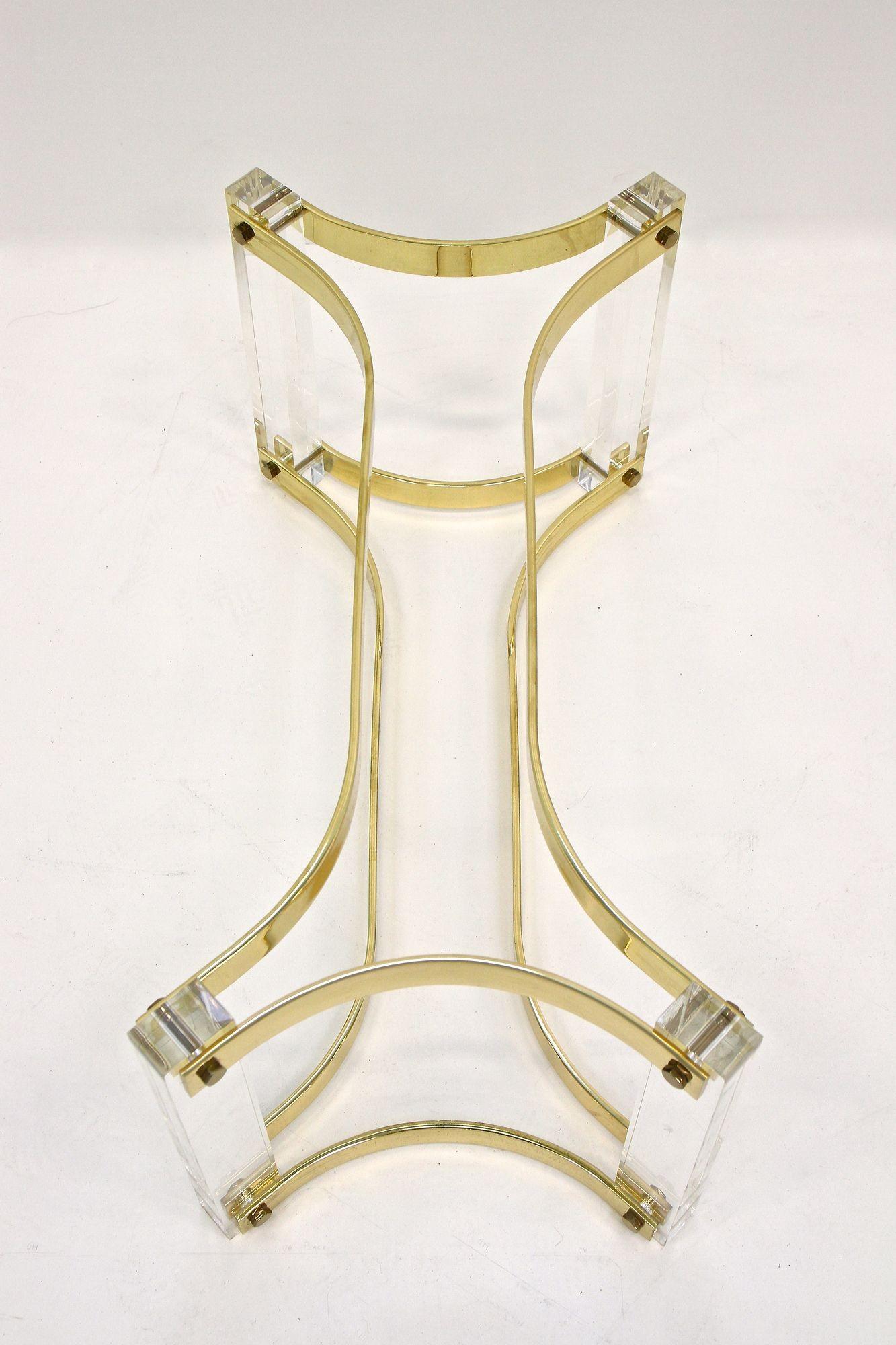 Table basse du milieu du siècle dernier en lucite et laiton par A. Albrizzi, laiton doré, IT vers 1970 en vente 7