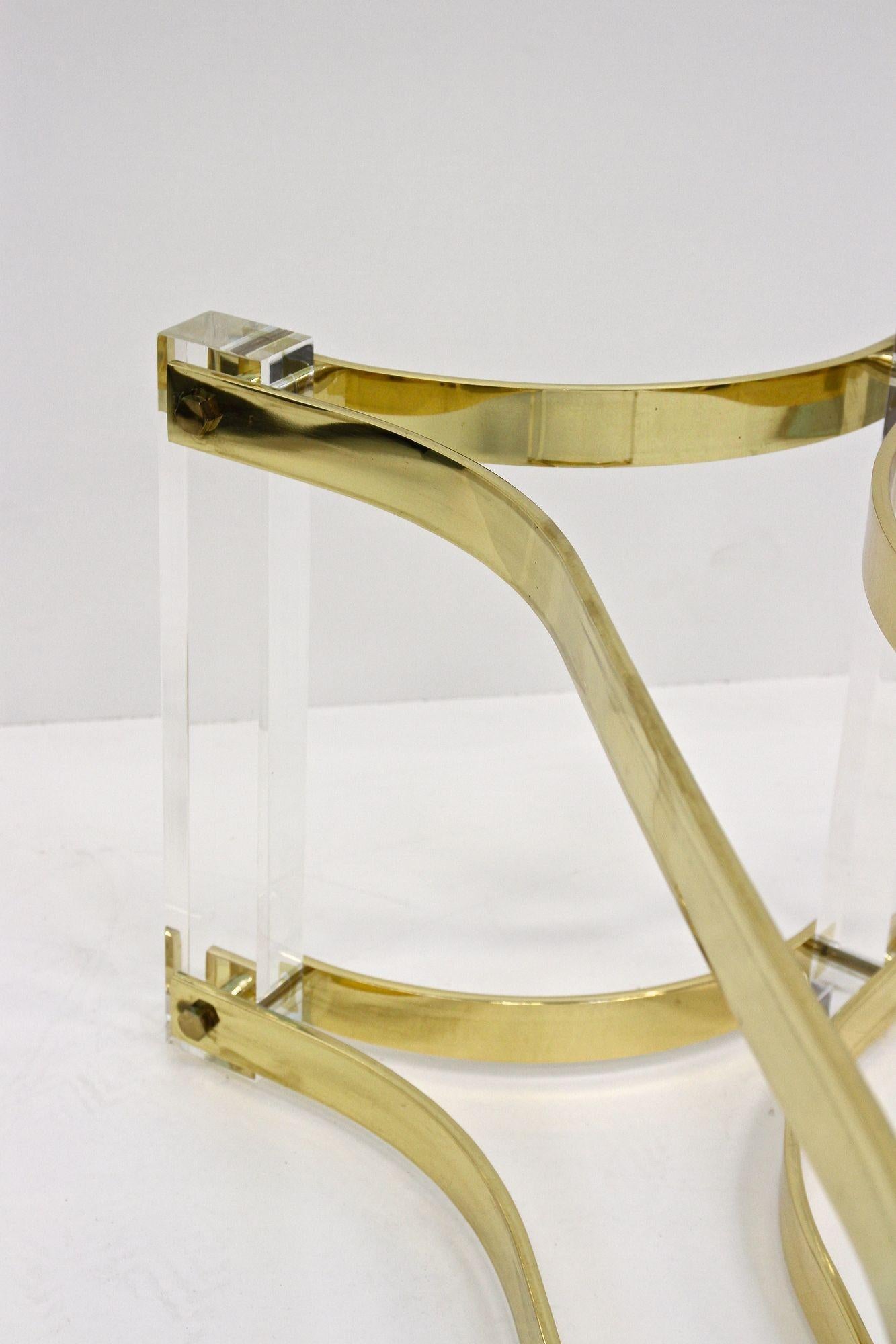 Table basse du milieu du siècle dernier en lucite et laiton par A. Albrizzi, laiton doré, IT vers 1970 en vente 8