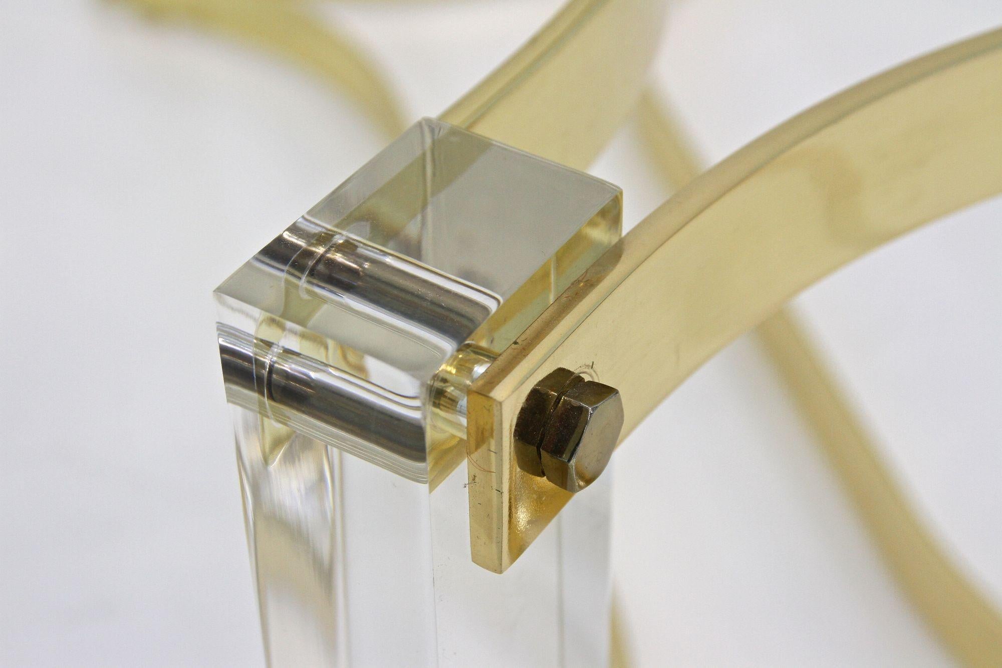 Table basse du milieu du siècle dernier en lucite et laiton par A. Albrizzi, laiton doré, IT vers 1970 en vente 9