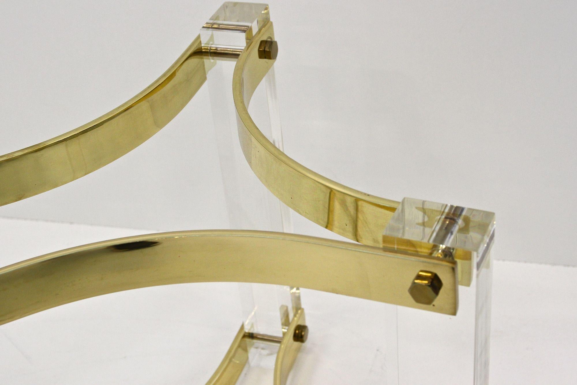 Table basse du milieu du siècle dernier en lucite et laiton par A. Albrizzi, laiton doré, IT vers 1970 en vente 10