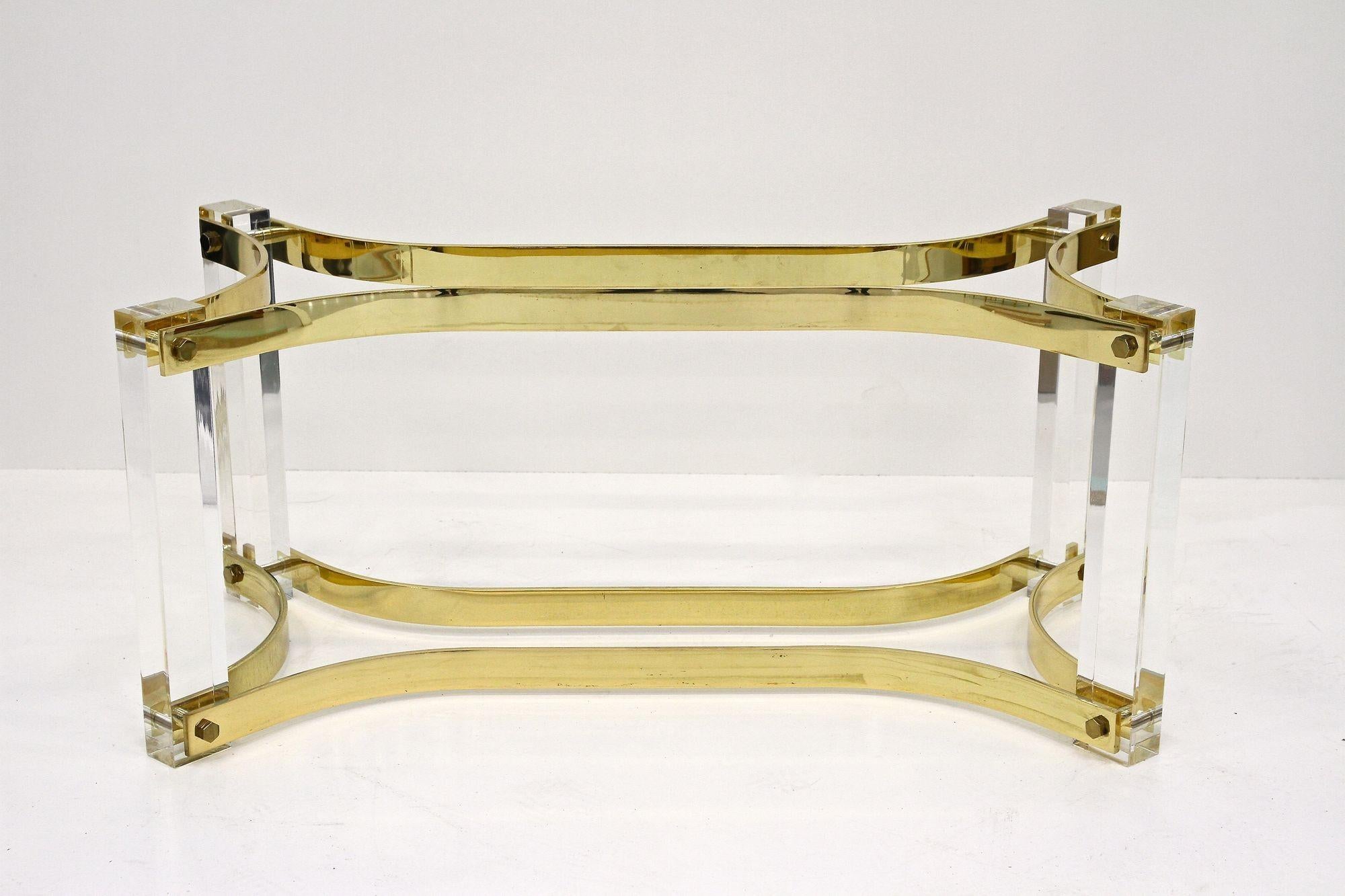 Table basse du milieu du siècle dernier en lucite et laiton par A. Albrizzi, laiton doré, IT vers 1970 en vente 12