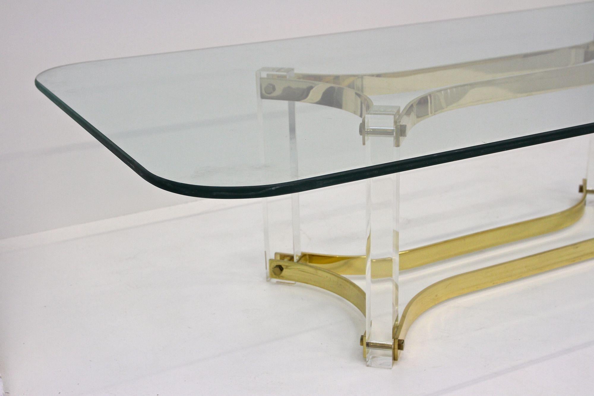 Exceptionnelle grande table basse italienne du milieu du siècle en lucite/laiton par Allessandro Albrizzi, datant d'environ 1970. Baron A. Albrizzi (1934 - 1994) est bien connu pour ses meubles emblématiques de style régence hollywoodienne,