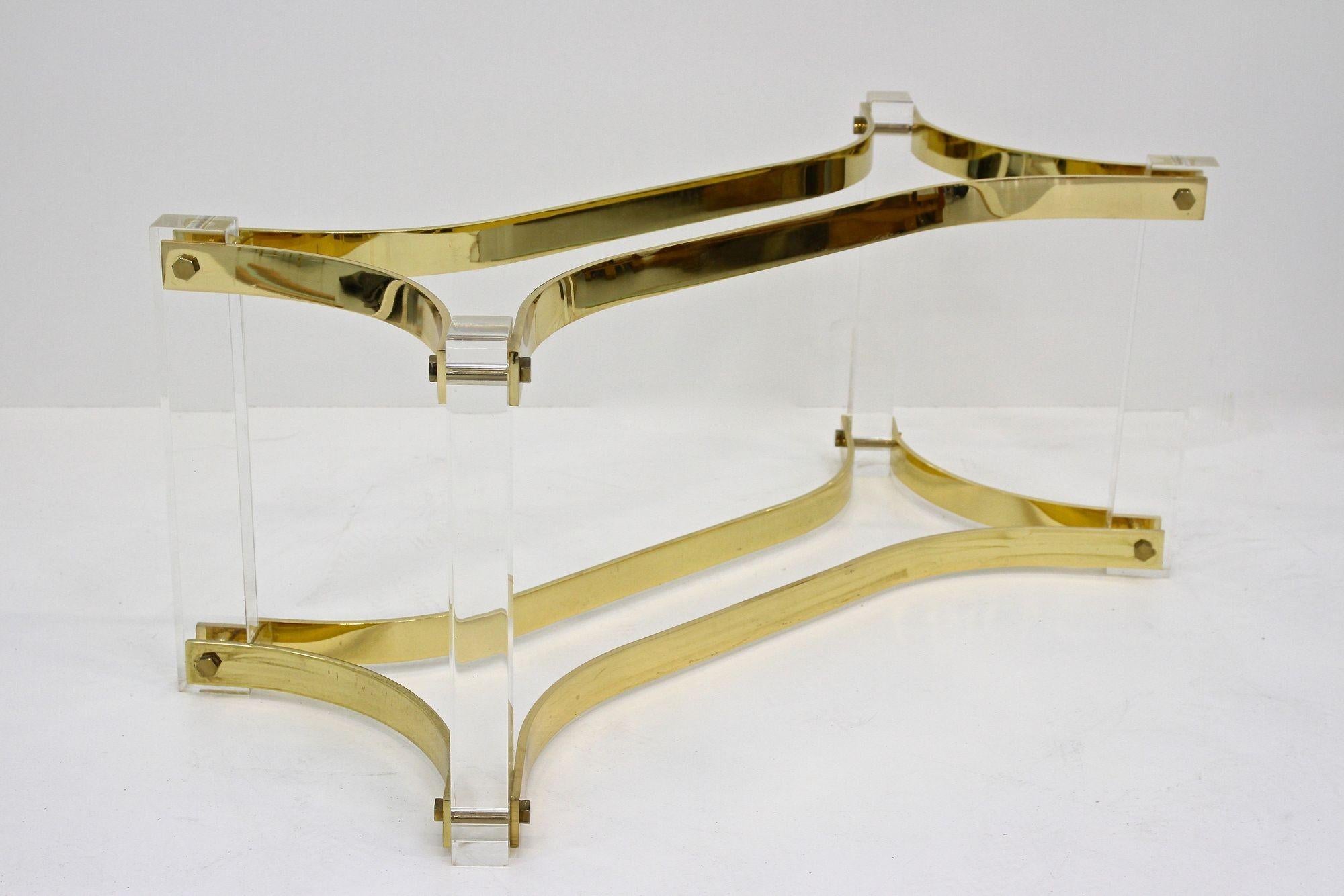 Hollywood Regency Table basse du milieu du siècle dernier en lucite et laiton par A. Albrizzi, laiton doré, IT vers 1970 en vente