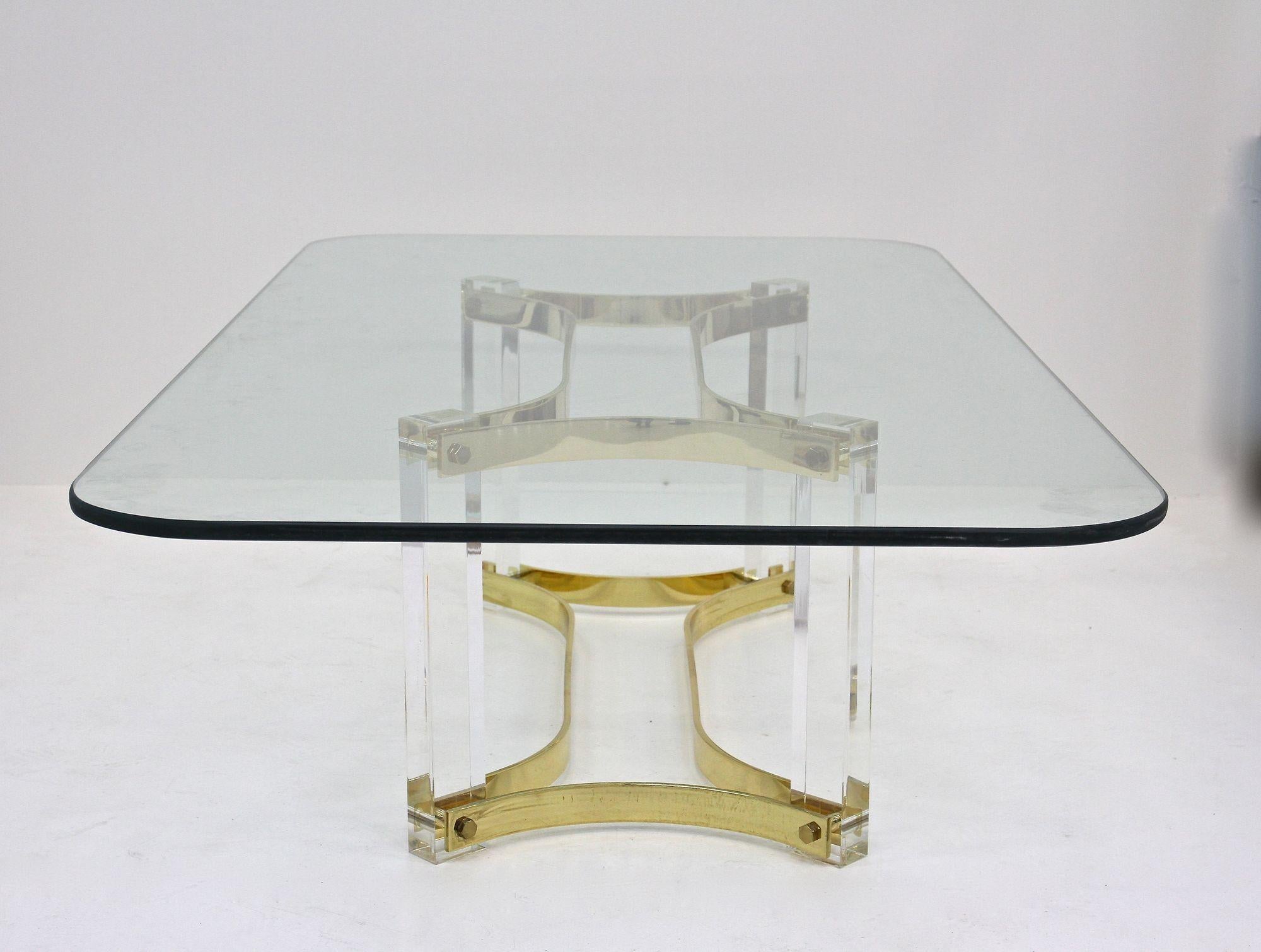 italien Table basse du milieu du siècle dernier en lucite et laiton par A. Albrizzi, laiton doré, IT vers 1970 en vente