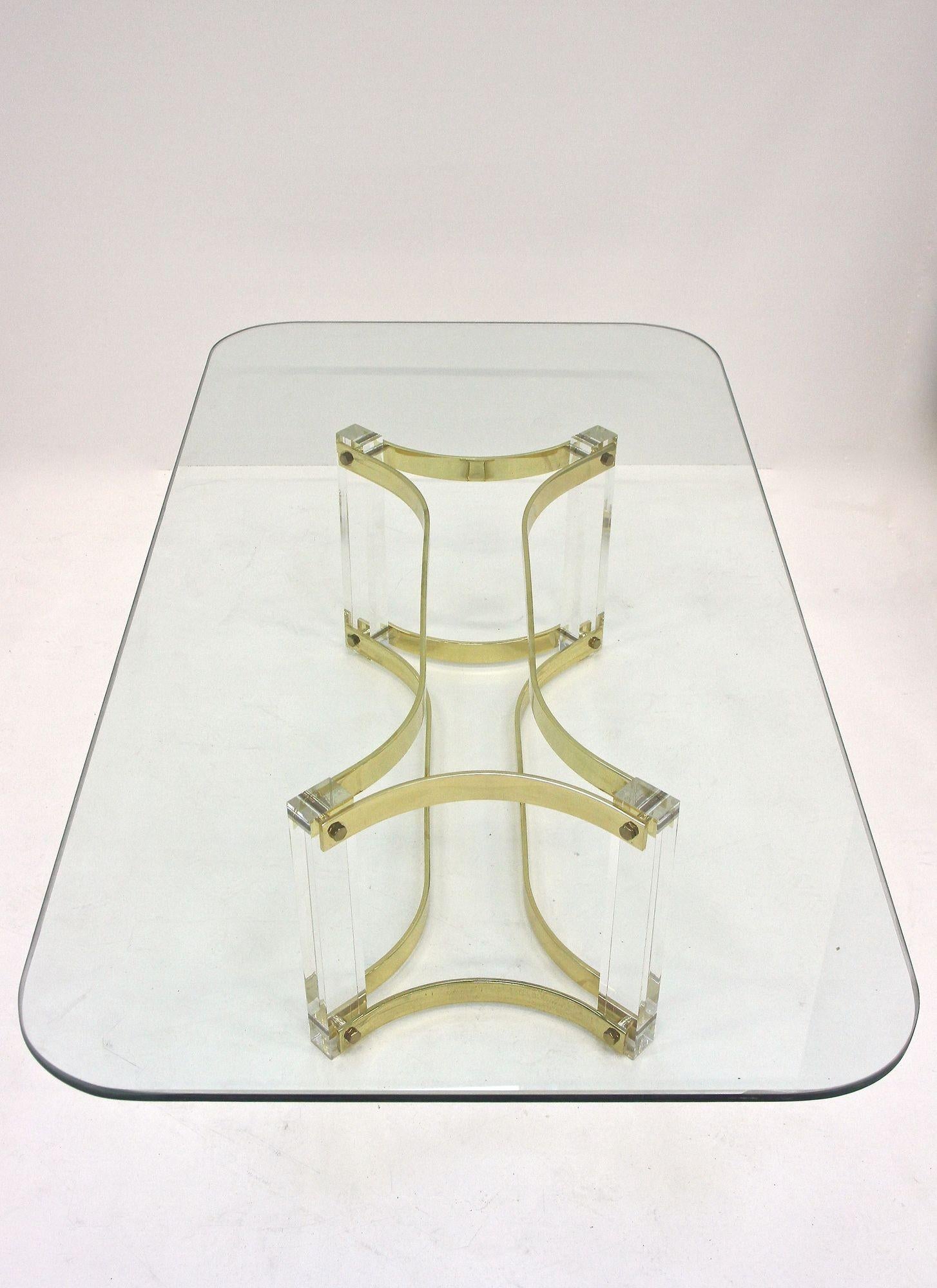 Table basse du milieu du siècle dernier en lucite et laiton par A. Albrizzi, laiton doré, IT vers 1970 Bon état - En vente à Lichtenberg, AT