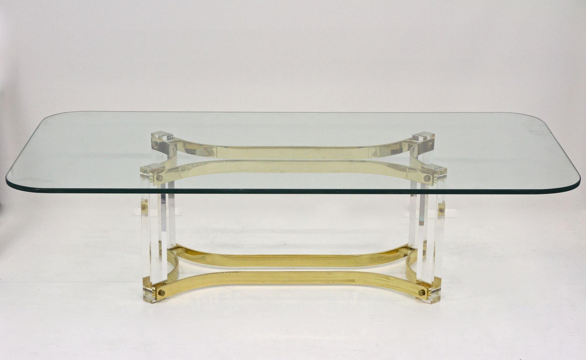 Laiton Table basse du milieu du siècle dernier en lucite et laiton par A. Albrizzi, laiton doré, IT vers 1970 en vente