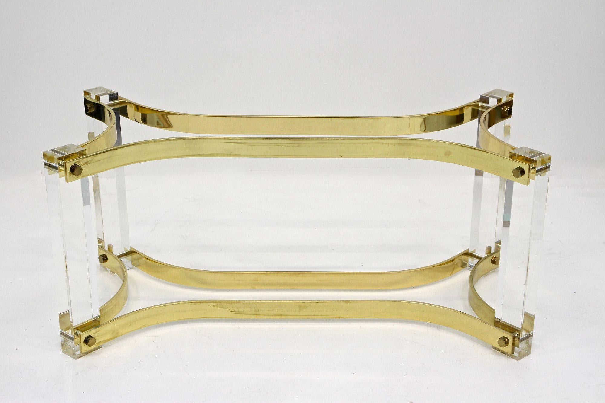 Table basse du milieu du siècle dernier en lucite et laiton par A. Albrizzi, laiton doré, IT vers 1970 en vente 1