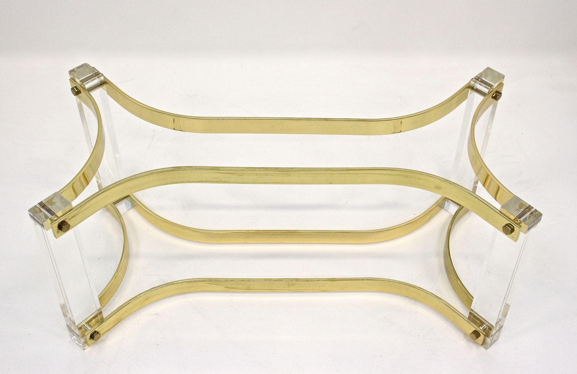 Table basse du milieu du siècle dernier en lucite et laiton par A. Albrizzi, laiton doré, IT vers 1970 en vente 2