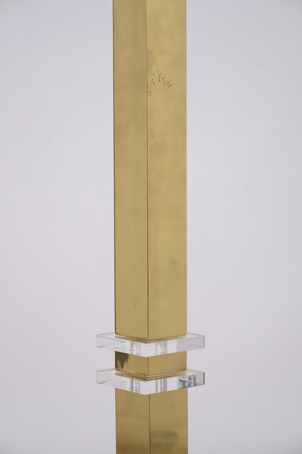 Plastique Lampadaire moderne du milieu du siècle dernier en laiton et lucite - élégamment restauré en vente