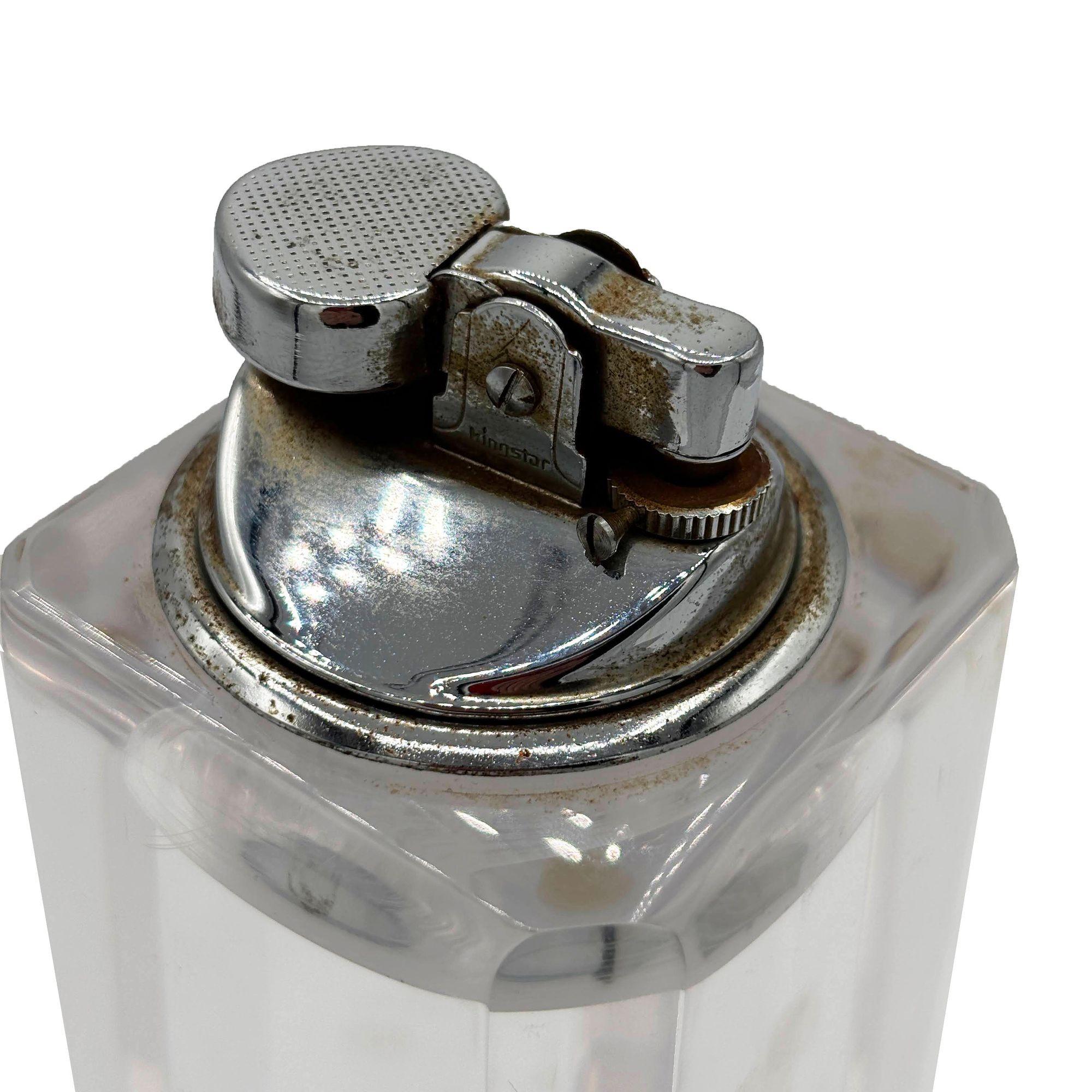 Milieu du XXe siècle Briquet de table octogonal en lucite et chrome du milieu du siècle par Kingstar en vente