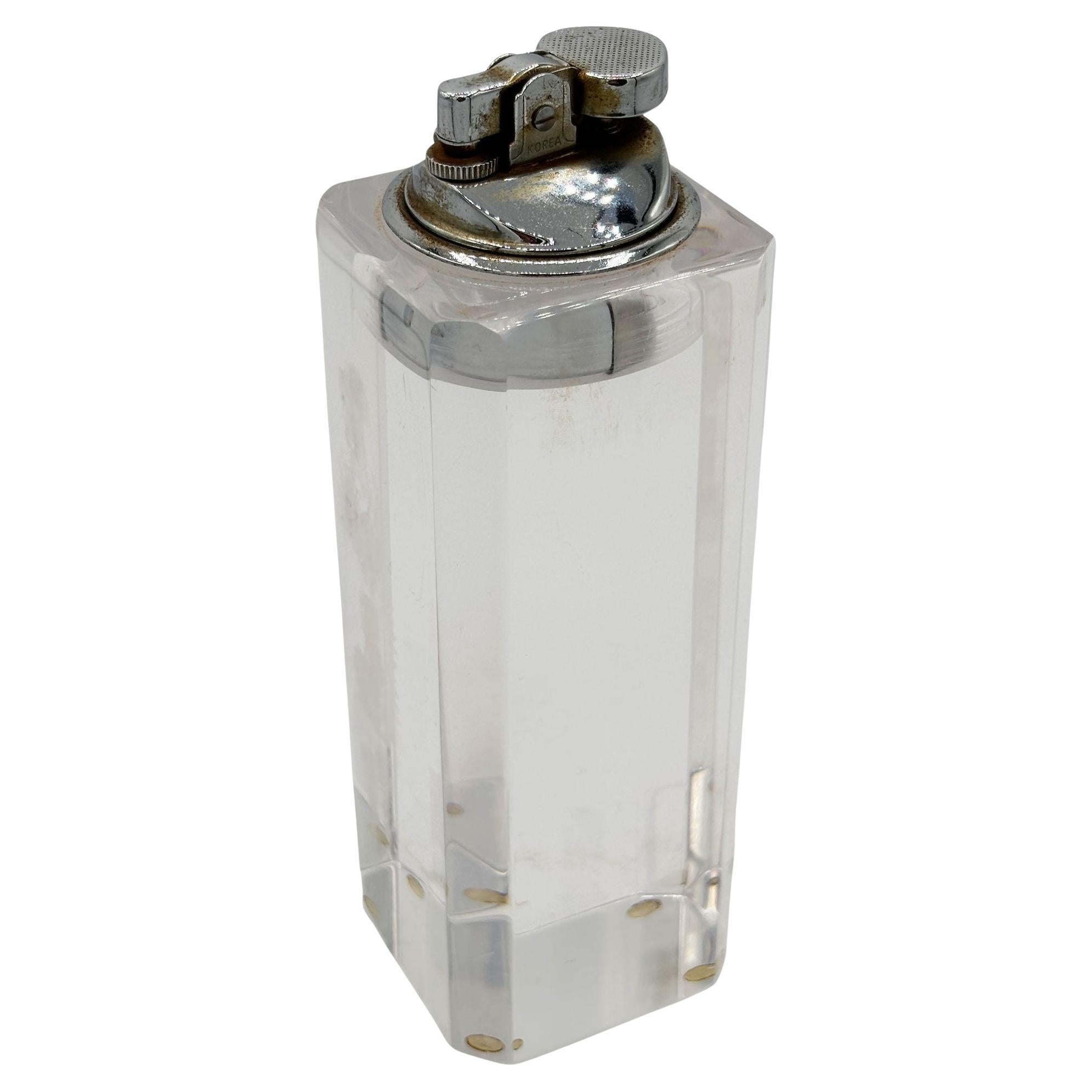 Accendino da tavolo di metà secolo in lucite e cromo a forma di ottagono di Kingstar