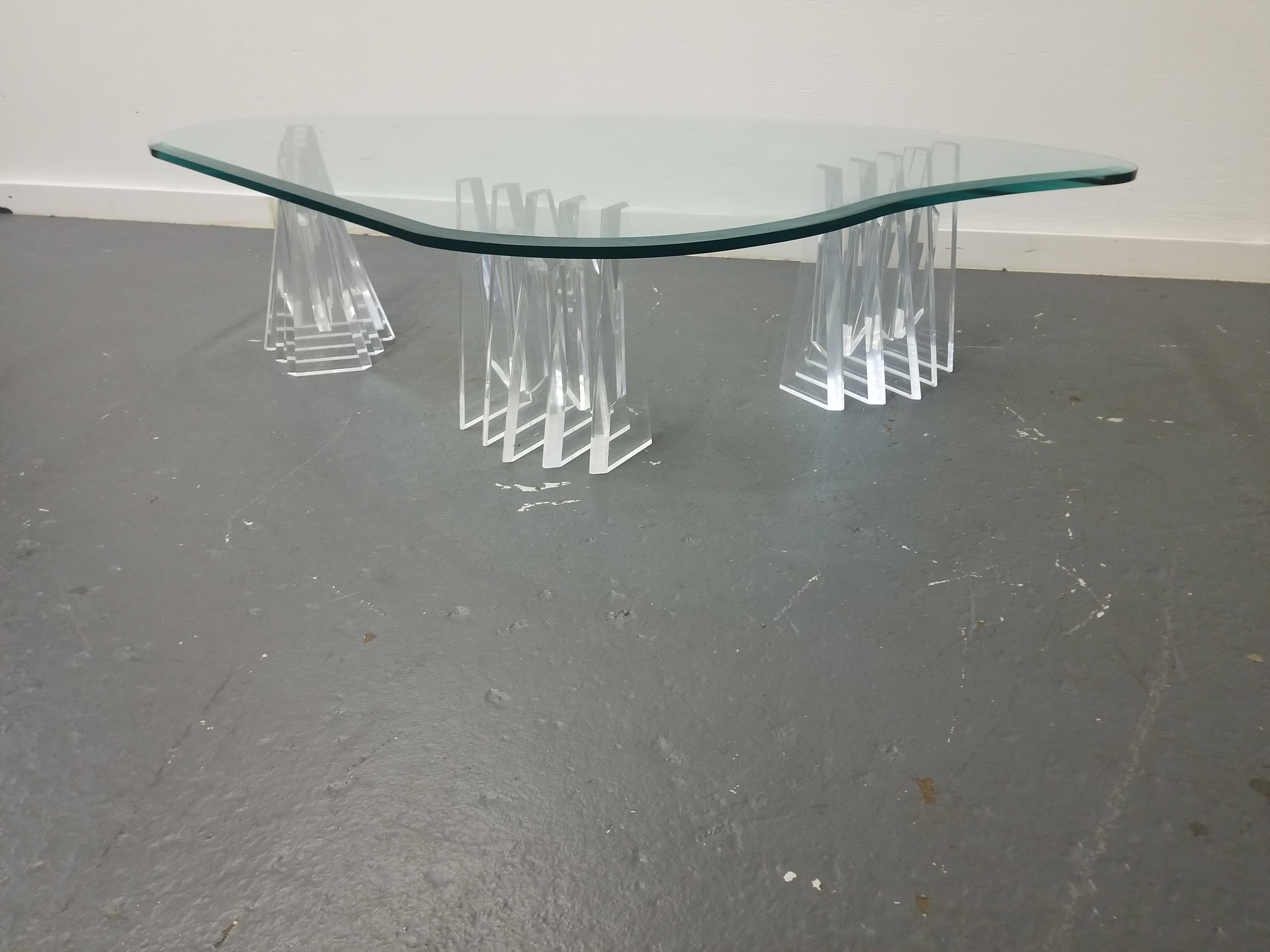 Mid Century Lucite Coffee Table  In Excellent Condition For Sale In Middlesex, NJ