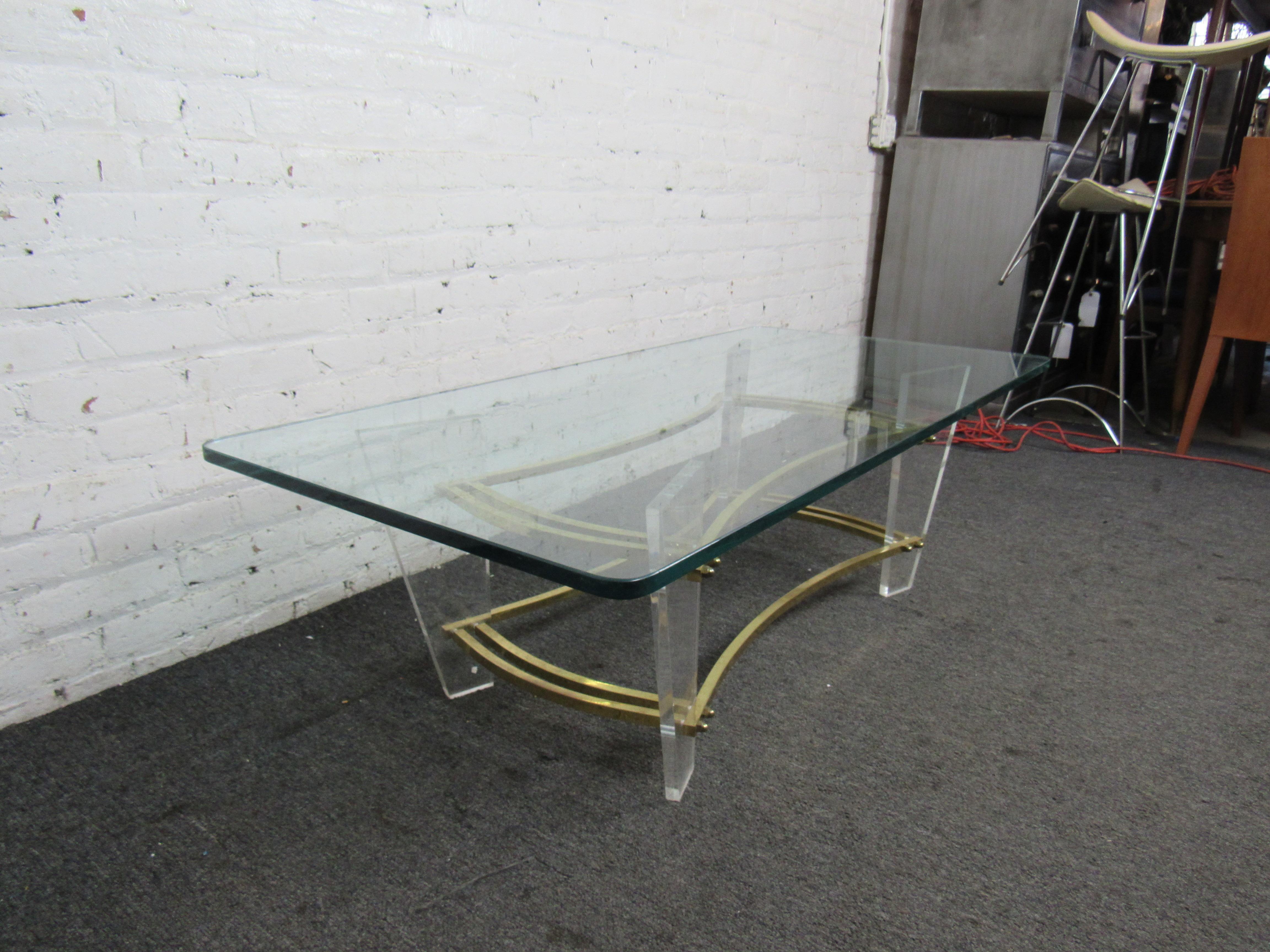Mid-Century Lucite Coffee Table In Good Condition For Sale In Brooklyn, NY