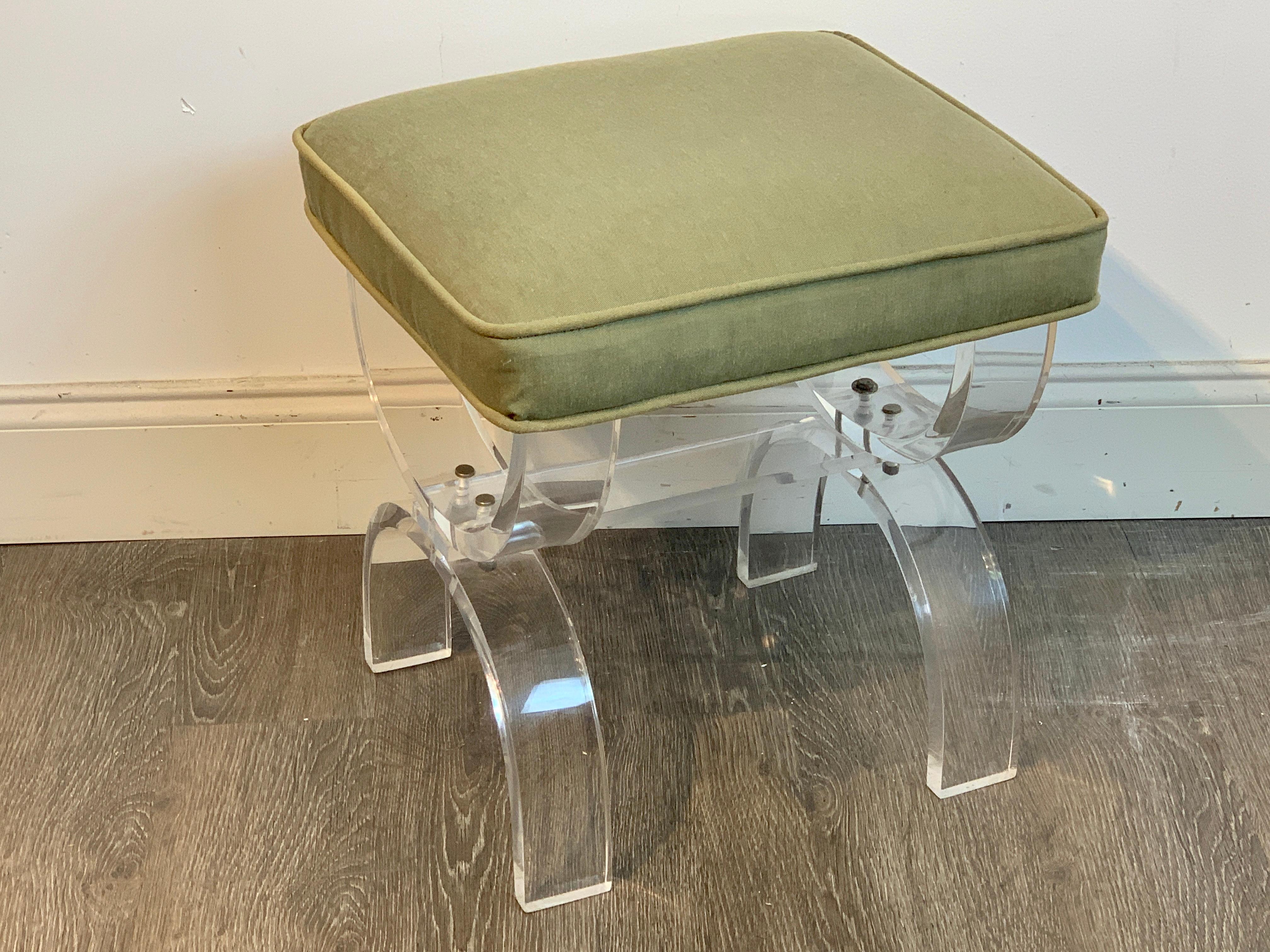 Midcentury Lucite curule bench, in excellent well cared condition, crisp and clear Lucite, no crazing, and sturdy. This item is located at our West Palm Beach location.