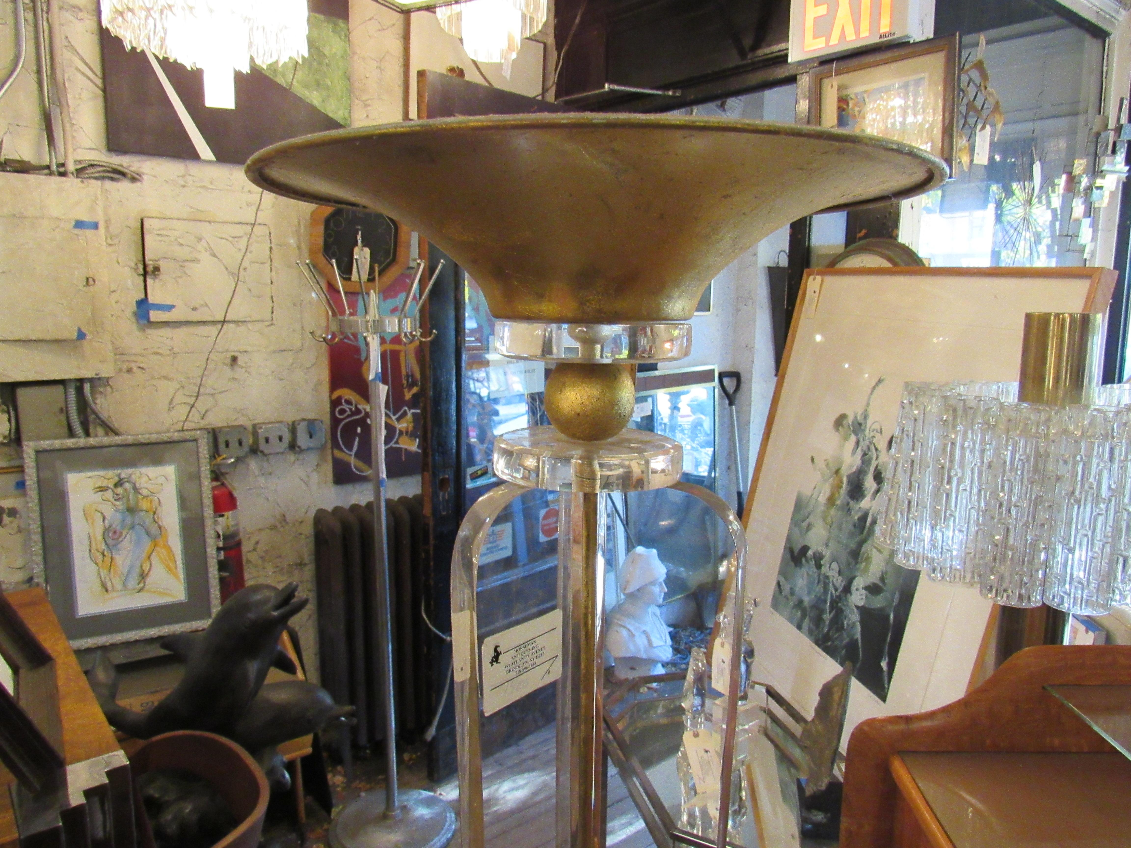 Avec une combinaison intéressante de lucite et de peinture dorée, ce lampadaire moderne du milieu du siècle est une pièce de choix dans n'importe quel espace. Veuillez confirmer la localisation de l'article auprès du vendeur (NY/NJ).