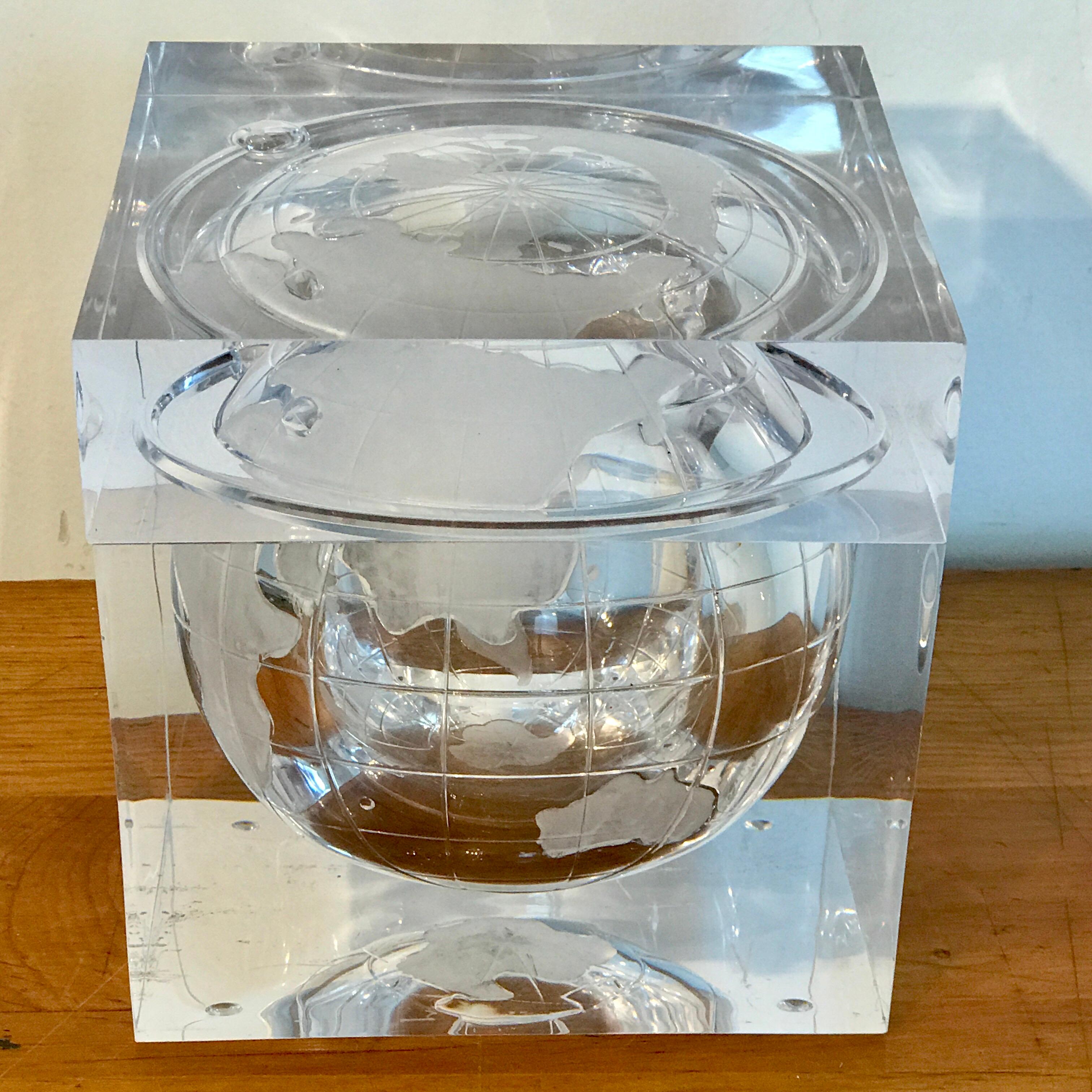 Midcentury Lucite Globe Motif Ice Bucket In Good Condition In West Palm Beach, FL