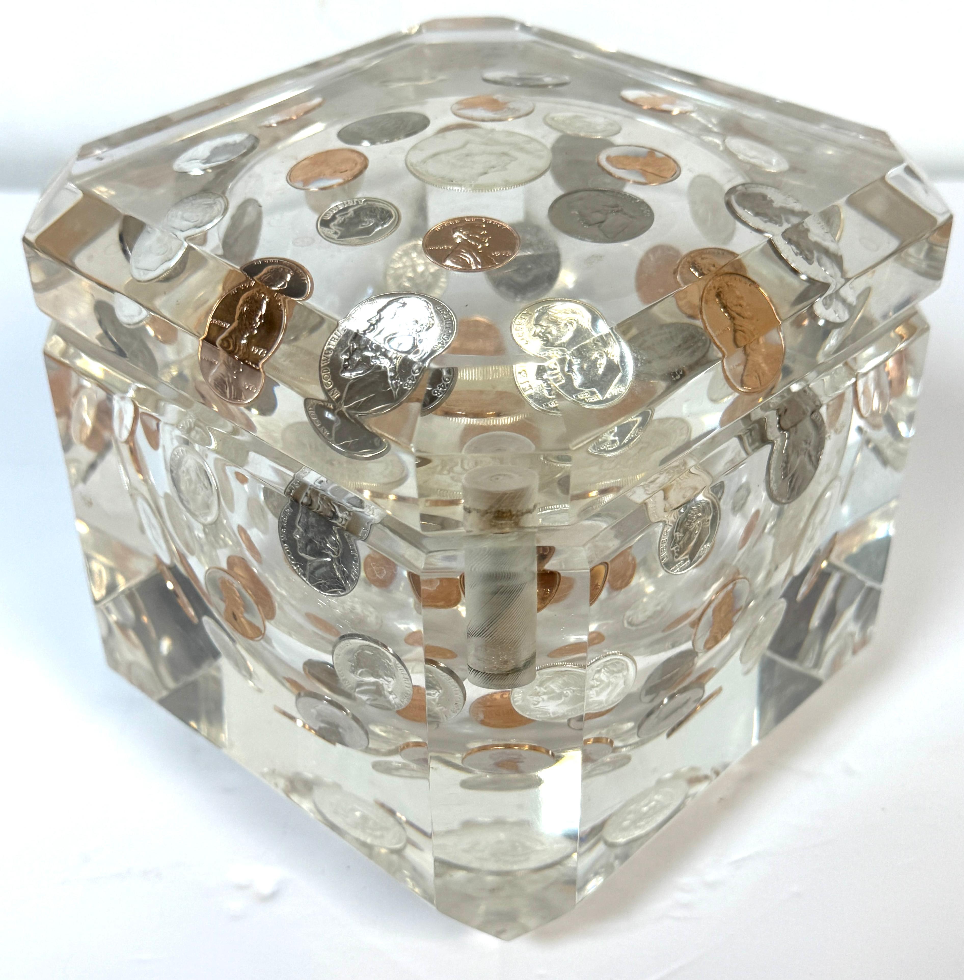 Mid-Century Lucite Ice Bucket with Embedded U.S. Coins, circa 1975 en venta 3