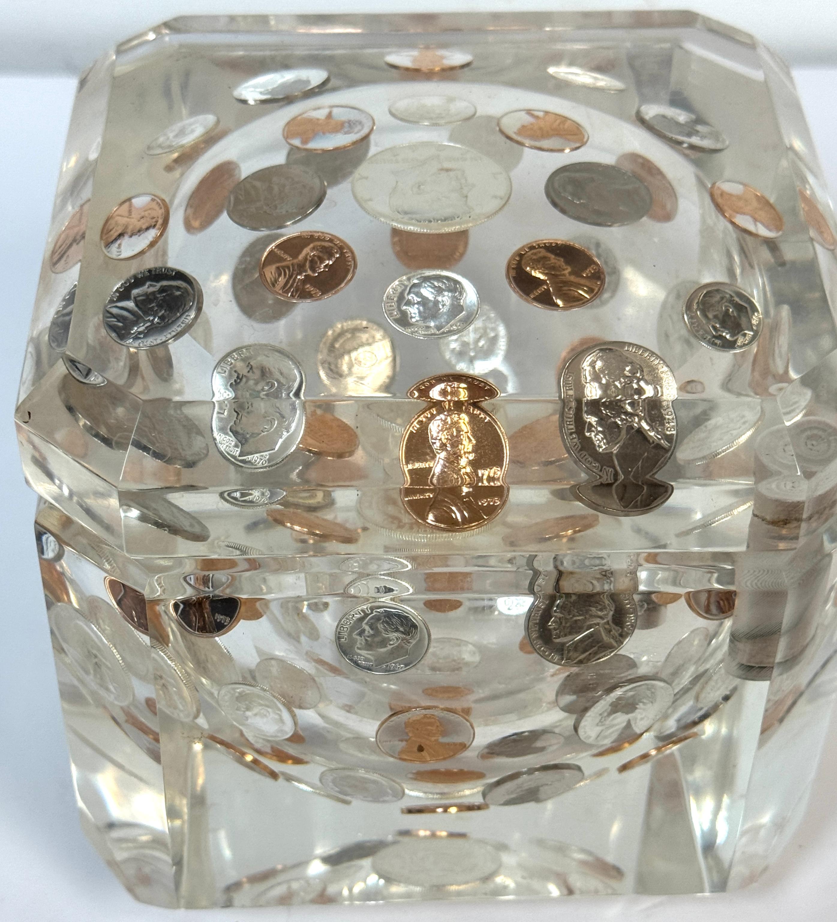 Mid-Century Lucite Ice Bucket with Embedded U.S. Coins, circa 1975 en venta 5