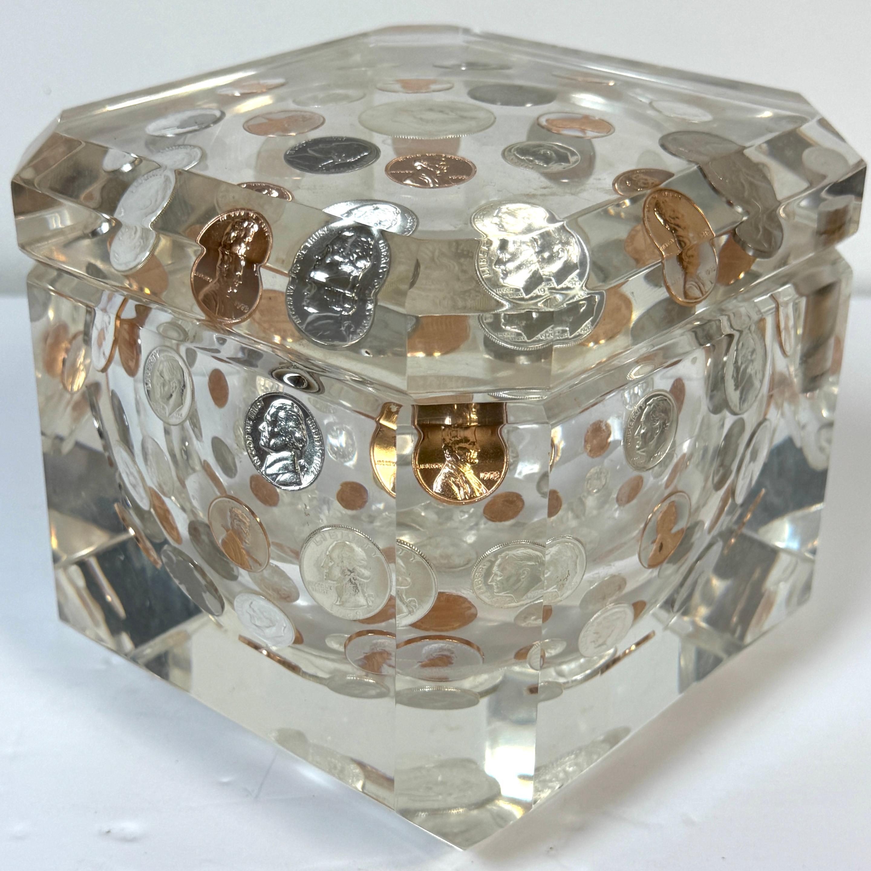 Mid-Century Lucite Ice Bucket with Embedded U.S. Coins, circa 1975 en venta 6