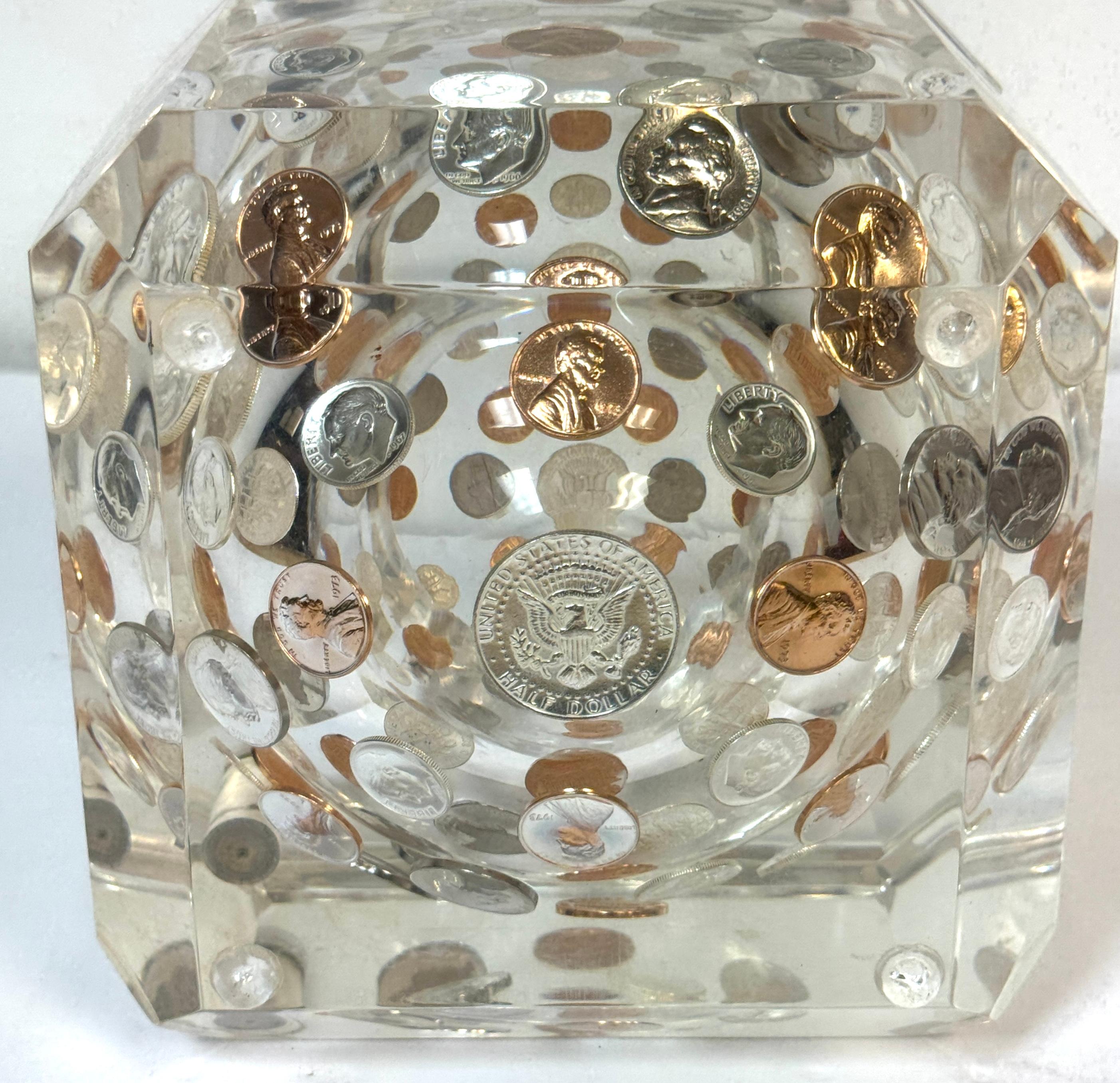 Mid-Century Lucite Ice Bucket with Embedded U.S. Coins, circa 1975 en venta 7