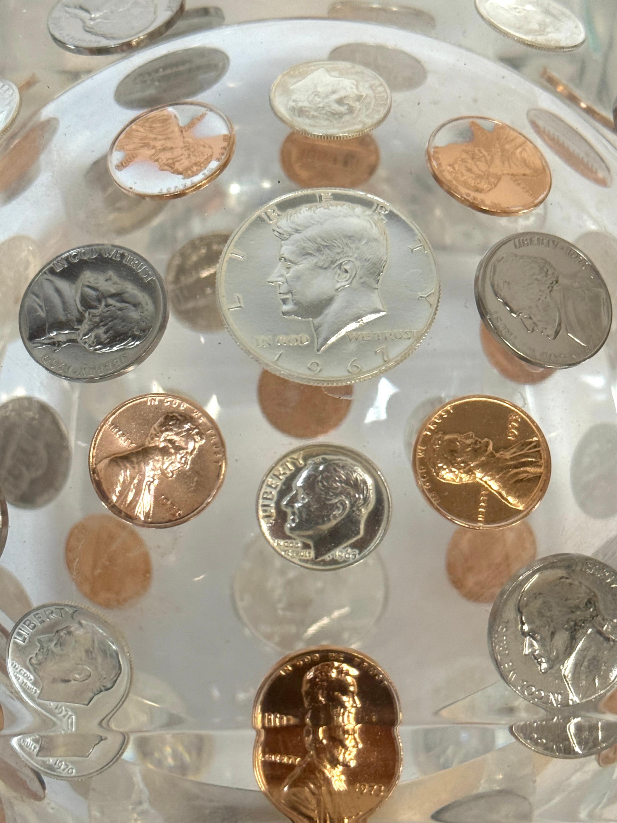 Mid-Century Lucite Ice Bucket with Embedded U.S. Coins, circa 1975 Moderno de mediados de siglo en venta