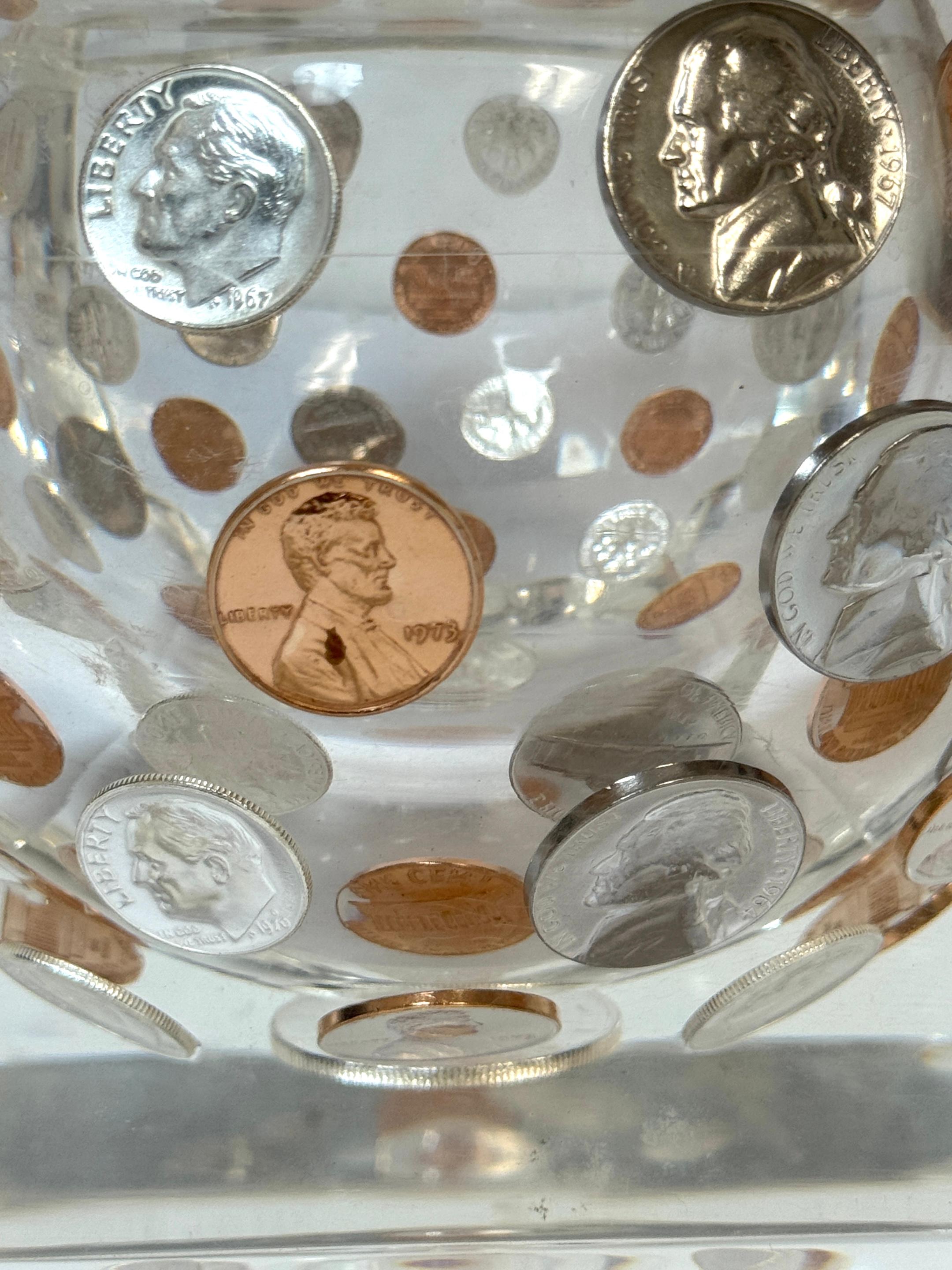 Mid-Century Lucite Ice Bucket with Embedded U.S. Coins, circa 1975 Estadounidense en venta