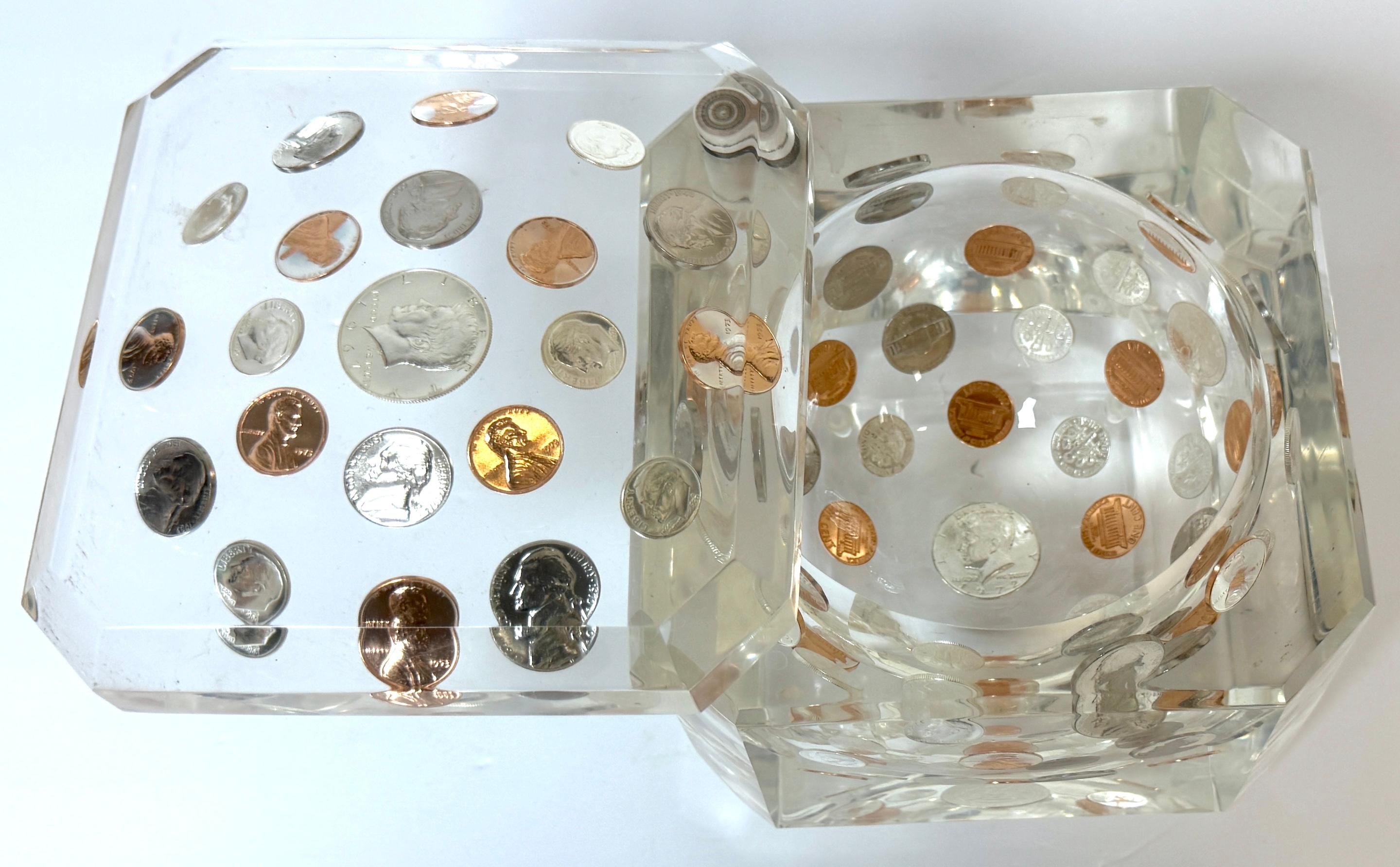 Mid-Century Lucite Ice Bucket with Embedded U.S. Coins, circa 1975 en Bueno estado para la venta en West Palm Beach, FL