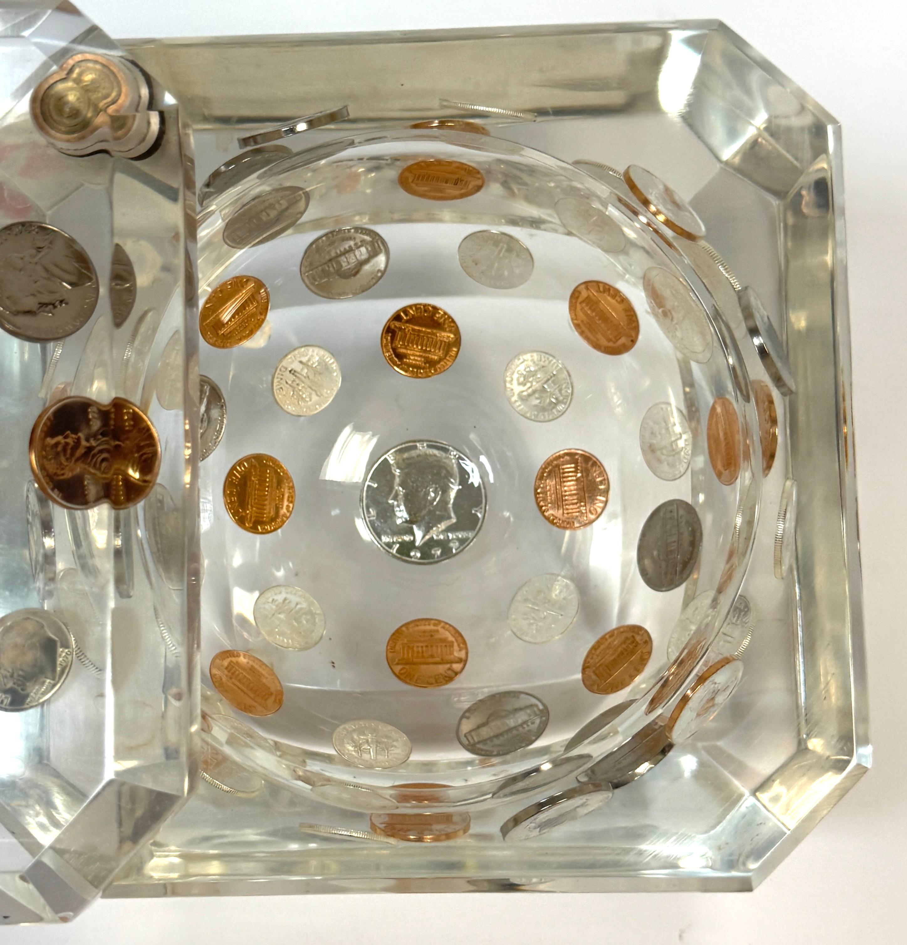 Mid-Century Lucite Ice Bucket with Embedded U.S. Coins, circa 1975 finales del siglo XX en venta