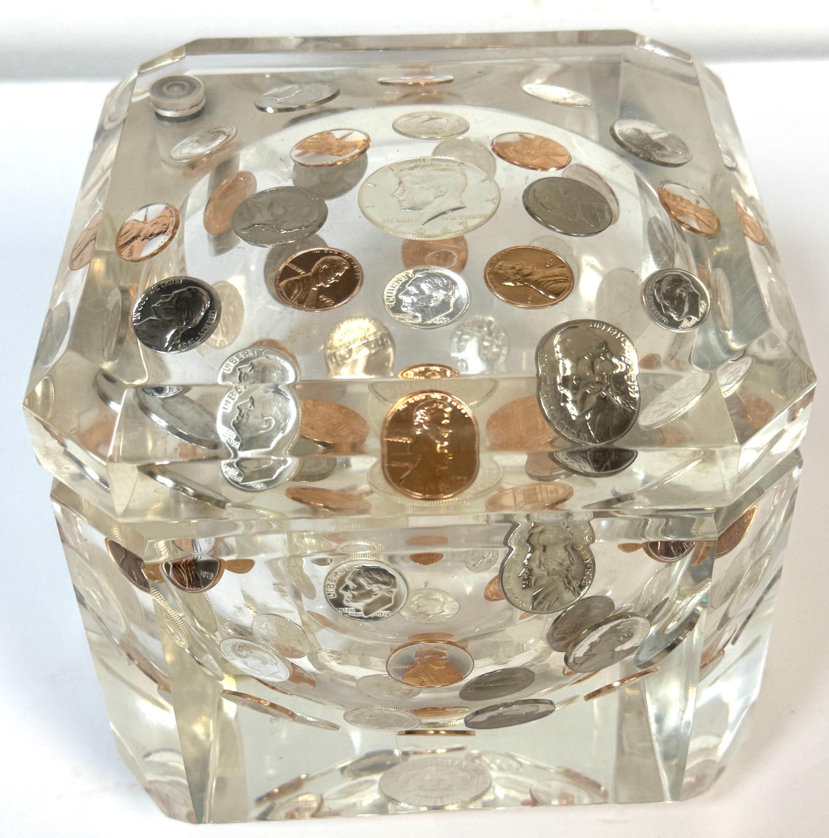 Mid-Century Lucite Ice Bucket with Embedded U.S. Coins, circa 1975 Metal en venta
