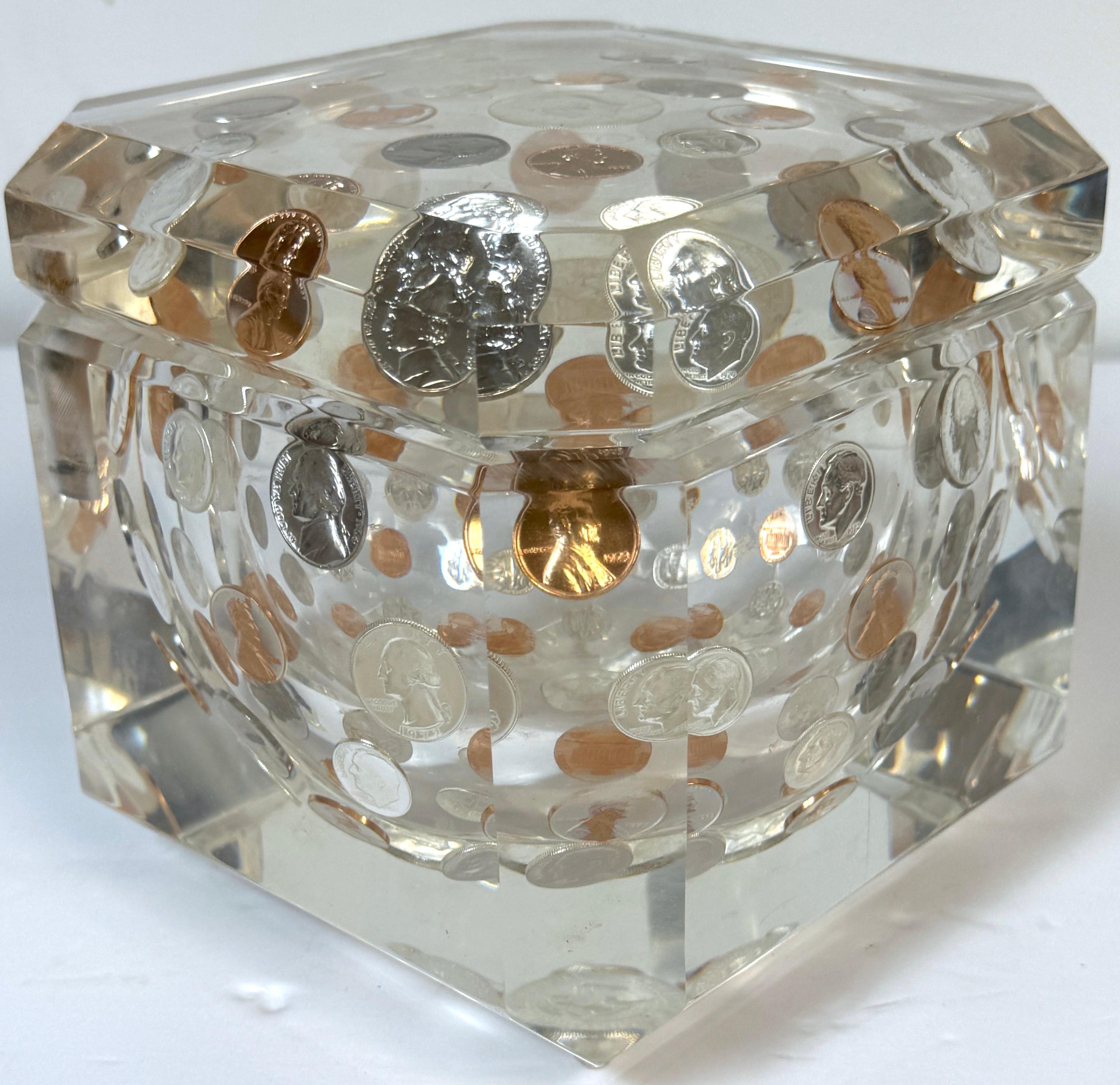 Mid-Century Lucite Ice Bucket with Embedded U.S. Coins, circa 1975 en venta 1