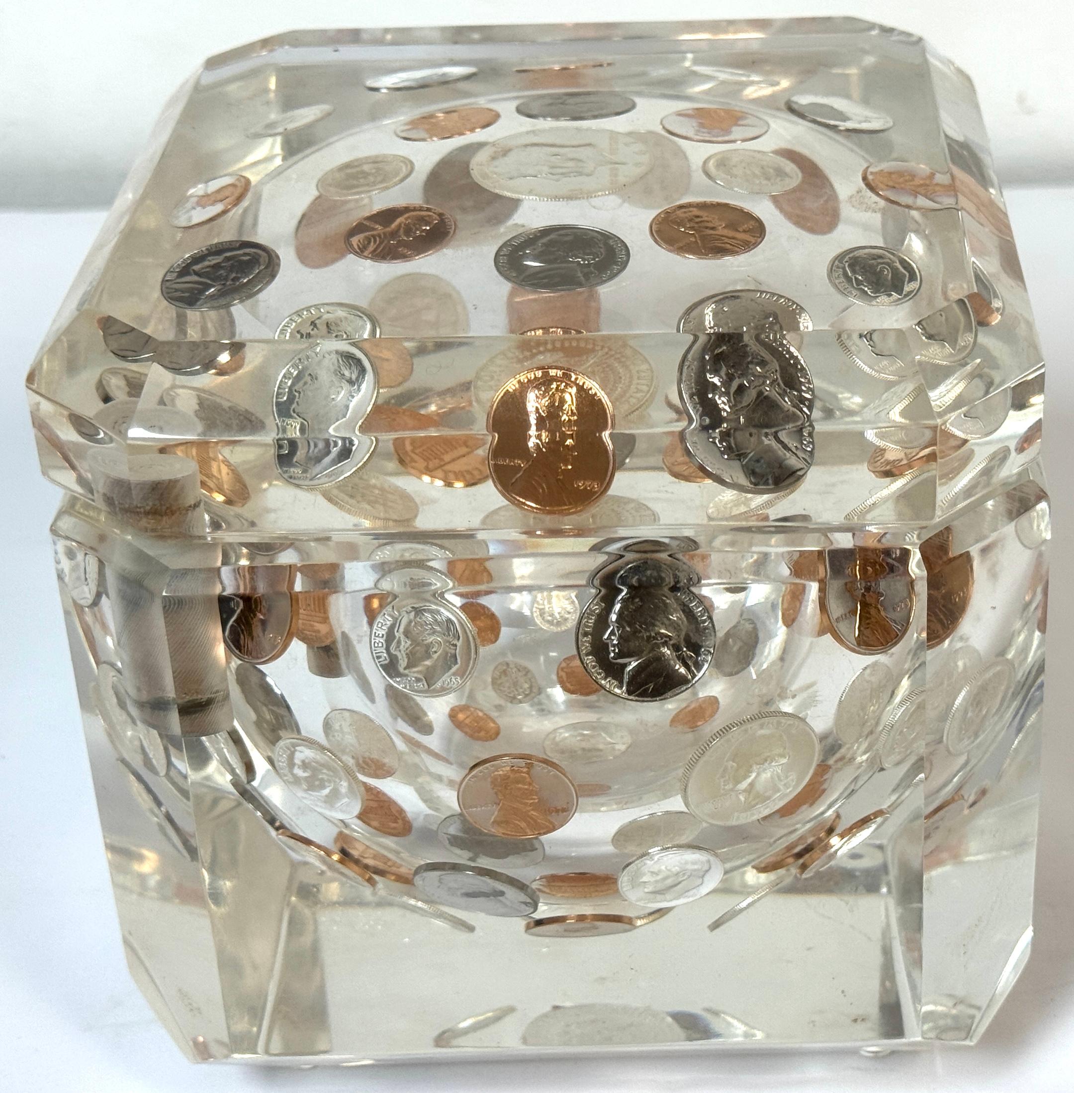 Mid-Century Lucite Ice Bucket with Embedded U.S. Coins, circa 1975 en venta 2