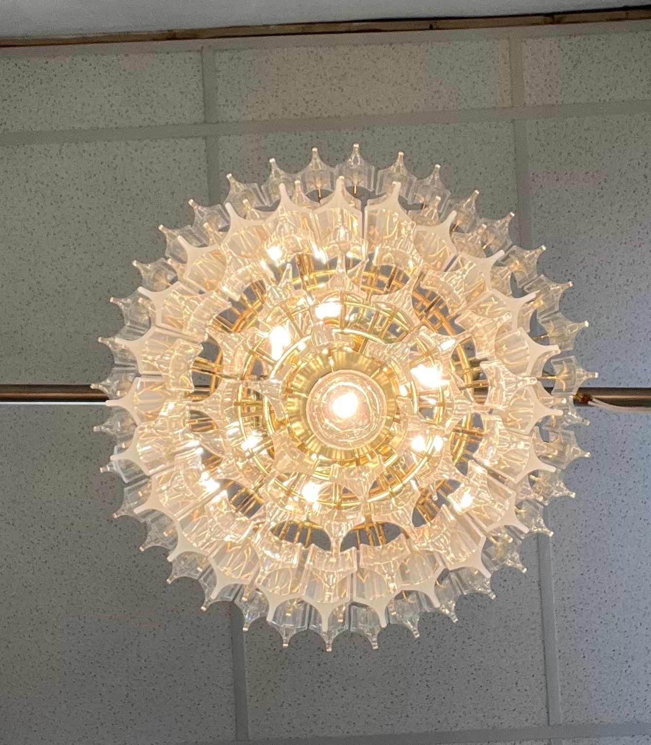 Lampadario a prisma in lucite del metà secolo a 6 piani in vendita 3