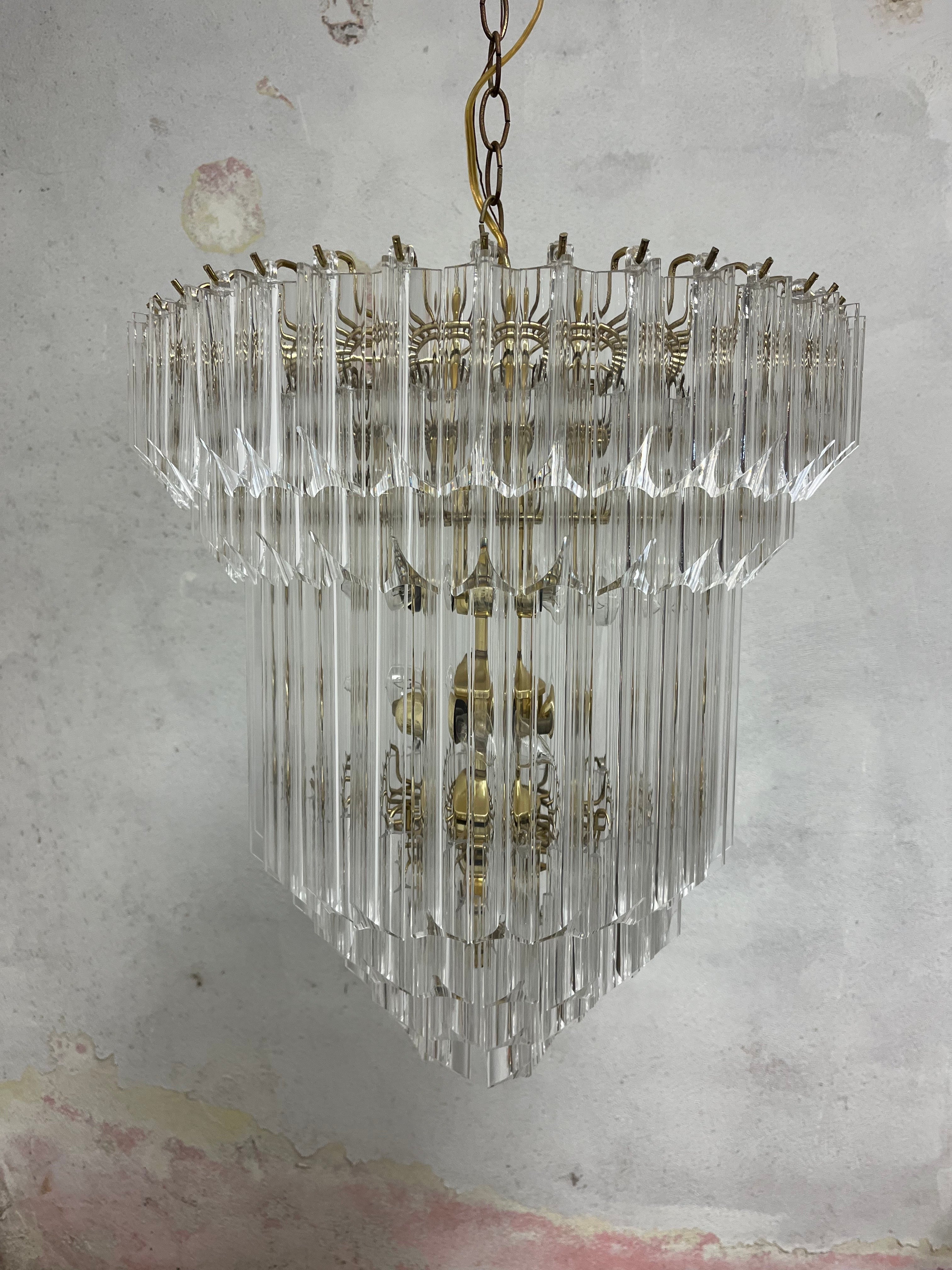 Bellissimo lampadario a cascata, dal design moderno di metà secolo. 6 prismi a forma di triedro. Grande presenza di cascate. 
Curbside to NYC/Philly $450