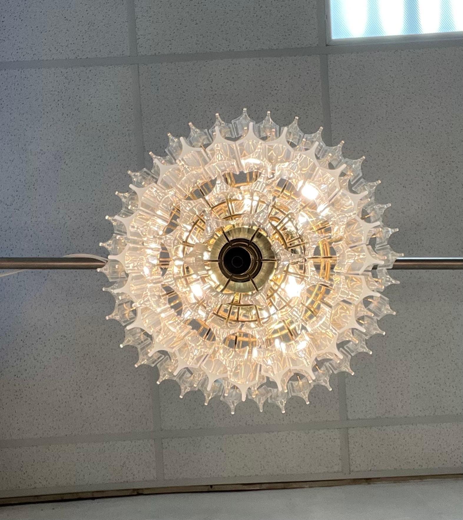 Lampadario a prisma in lucite del metà secolo a 6 piani In condizioni buone in vendita a W Allenhurst, NJ