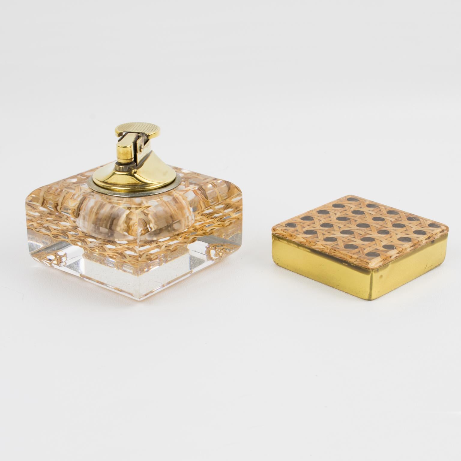 Coffret à briquets en lucite, rotin et laiton du milieu du siècle Bon état - En vente à Atlanta, GA