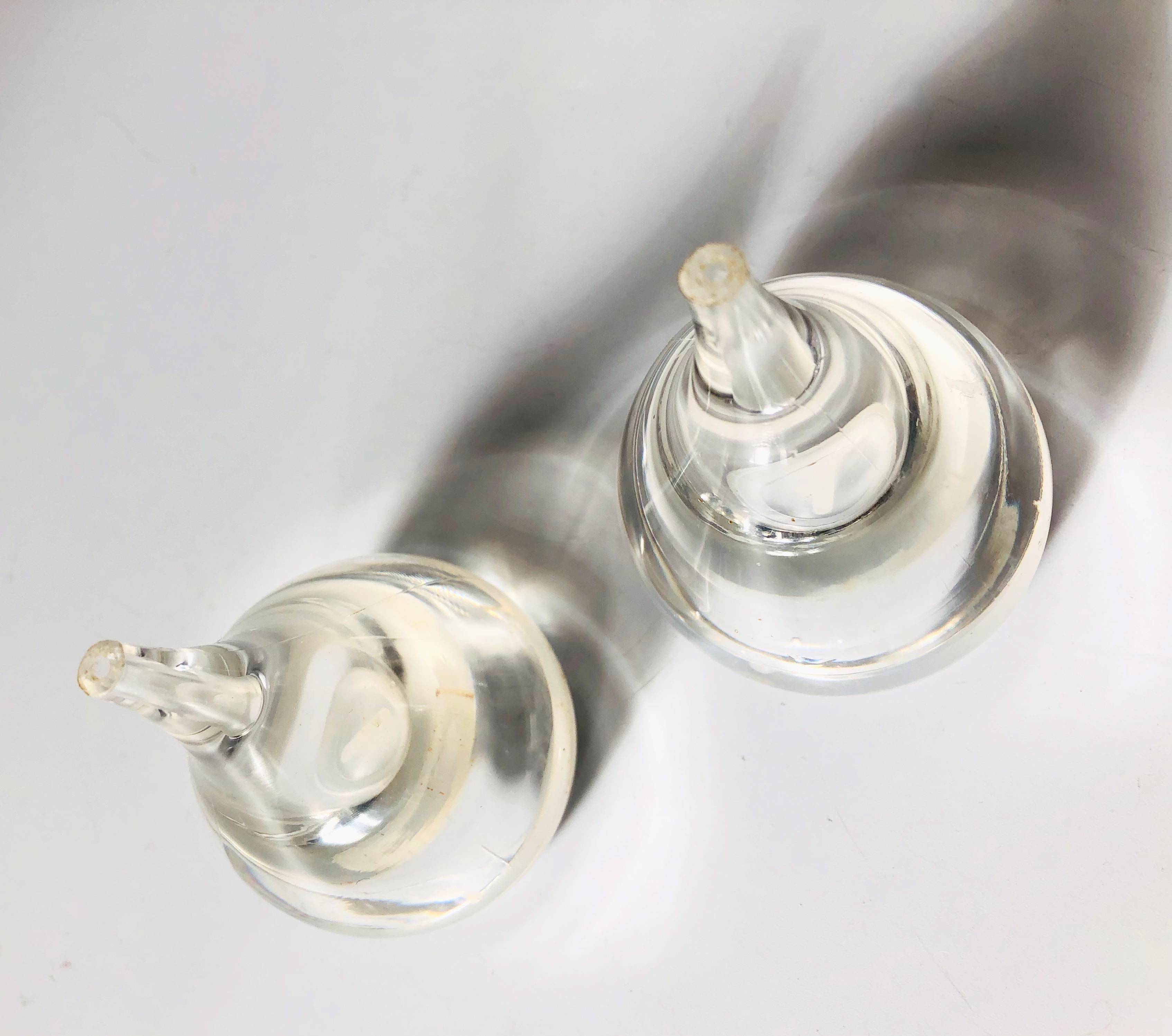 Mid-Century Lucite Teardrop Salt and Pepper Shakers by Luigi Massoni for Guzzini In Good Condition In Fairfield, CA