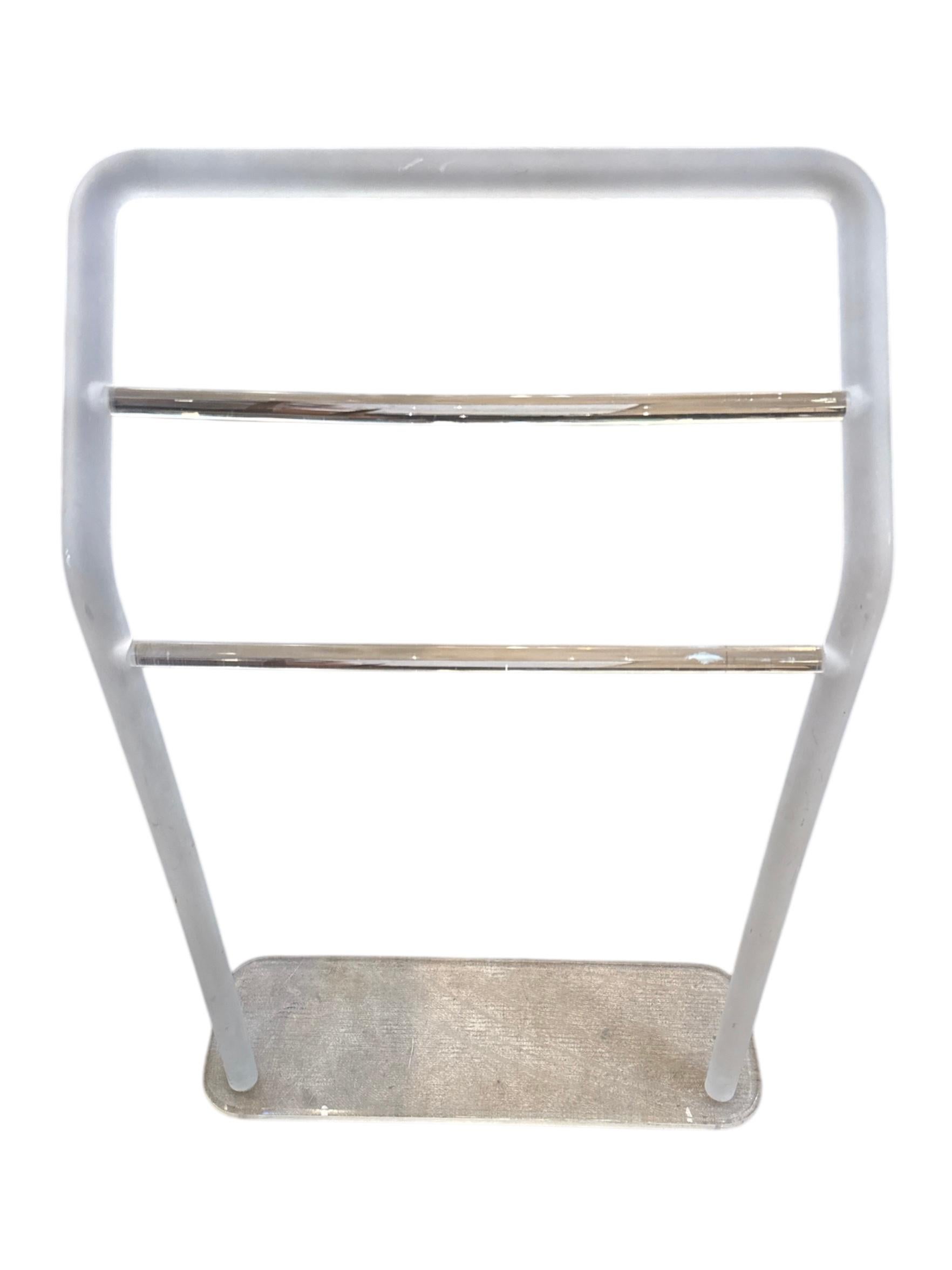 Ajoutez une touche d'élégance rétro-moderne à votre salle de bains avec ce support de porte-serviettes en lucite du milieu du siècle.