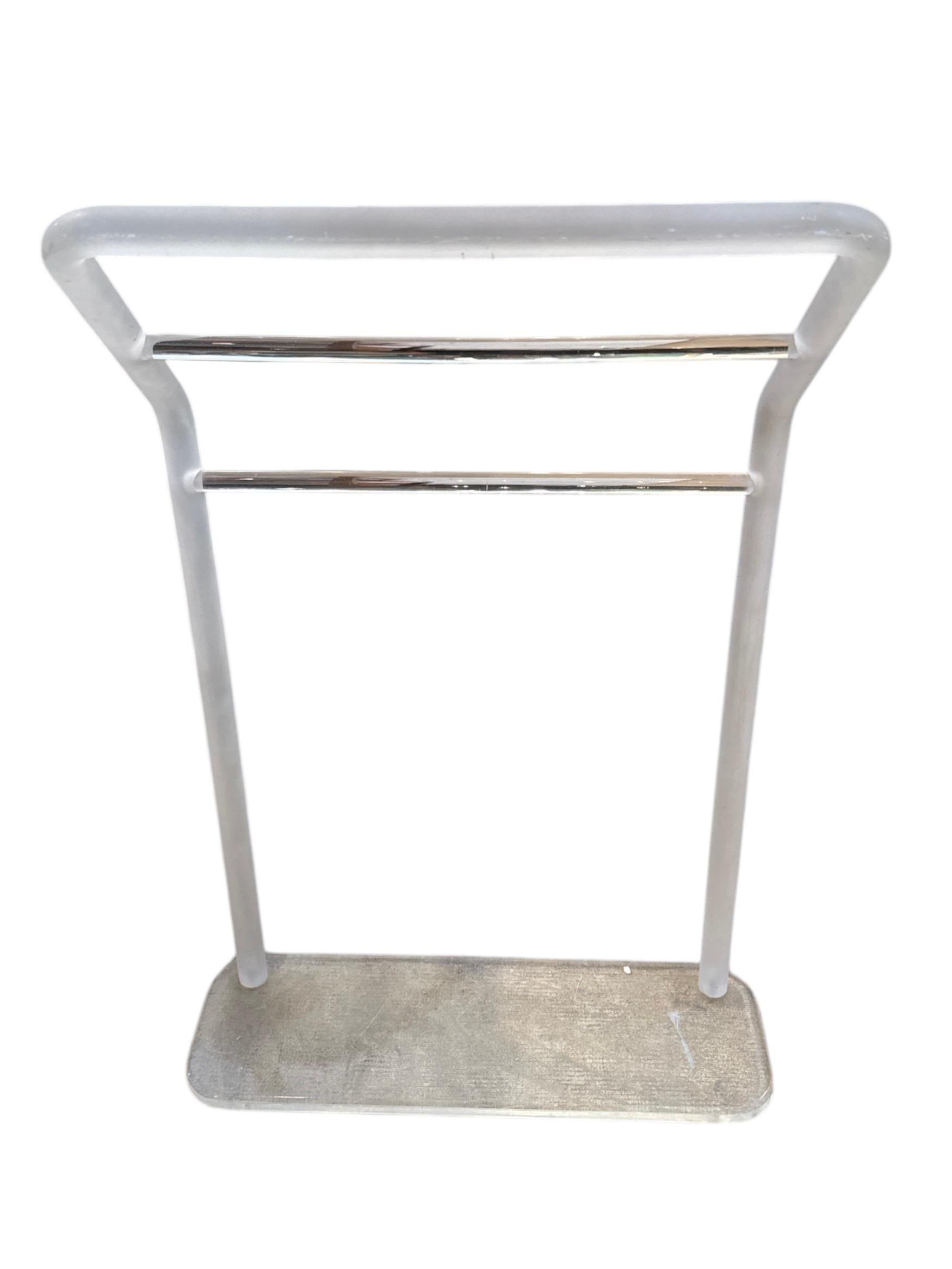 Américain Porte-serviettes Stand en lucite du milieu du siècle en vente