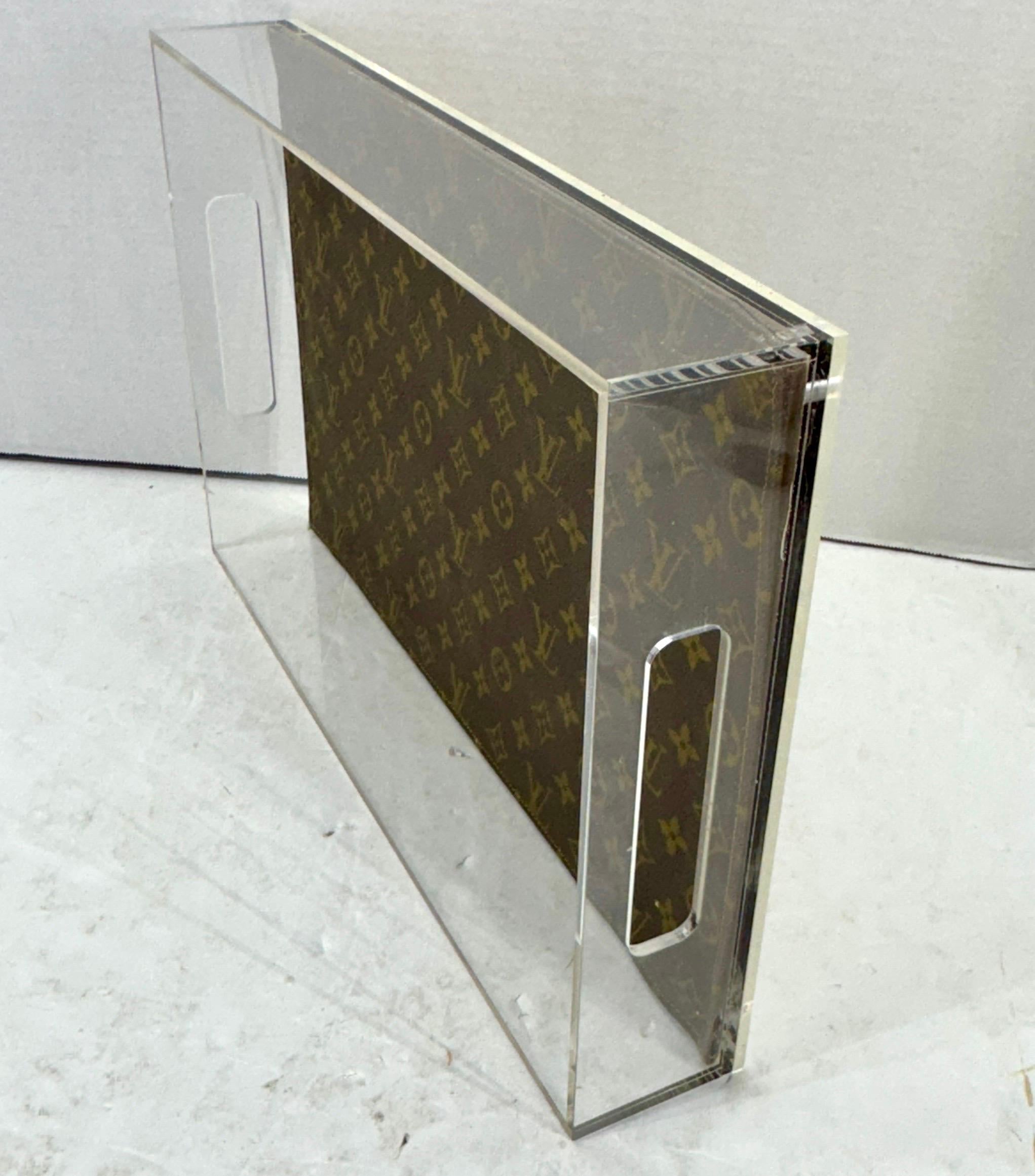 Lucite-Tablett aus der Mitte des Jahrhunderts mit Monogramm-Stoff von Louis Vuitton im Angebot 3
