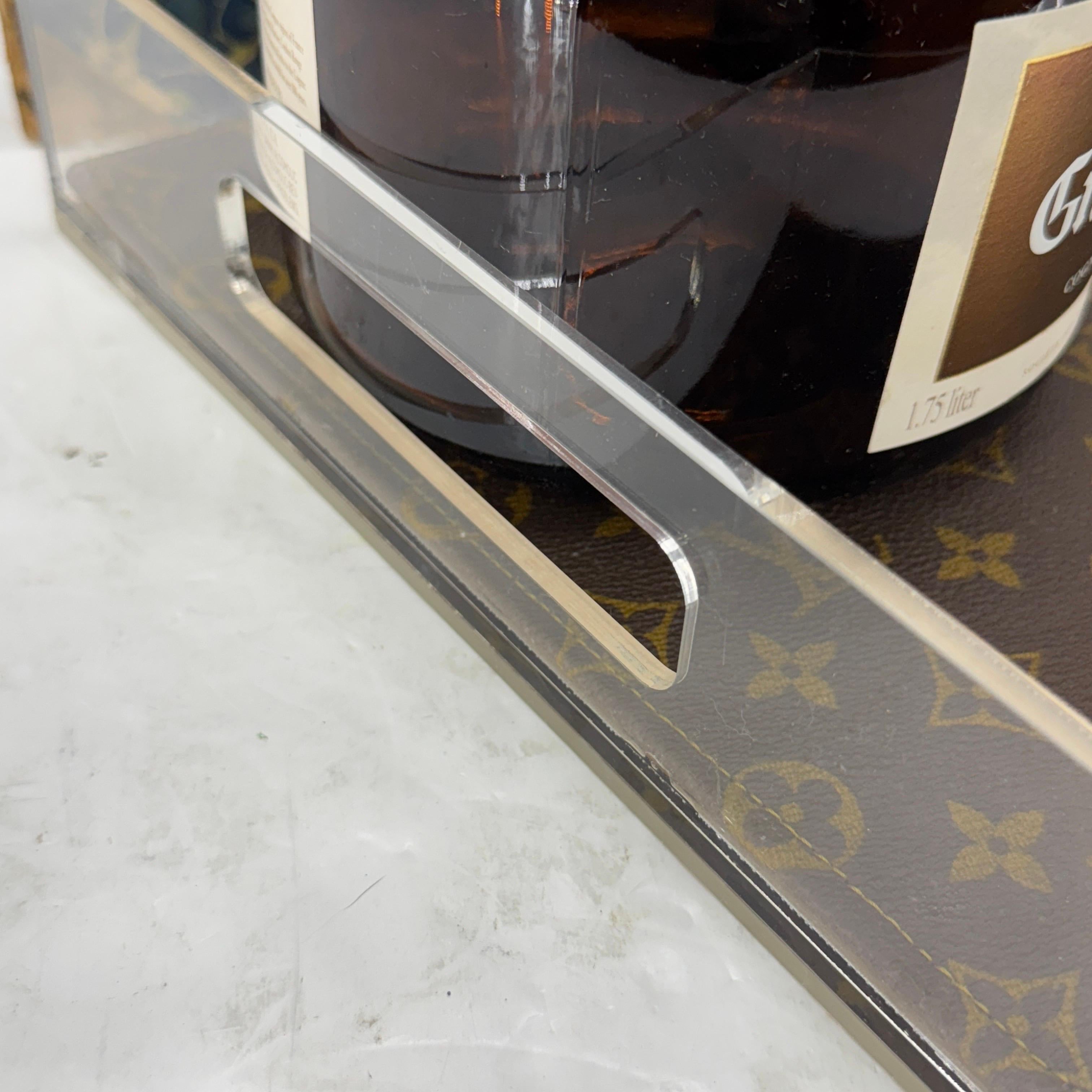Lucite-Tablett aus der Mitte des Jahrhunderts mit Monogramm-Stoff von Louis Vuitton im Angebot 4