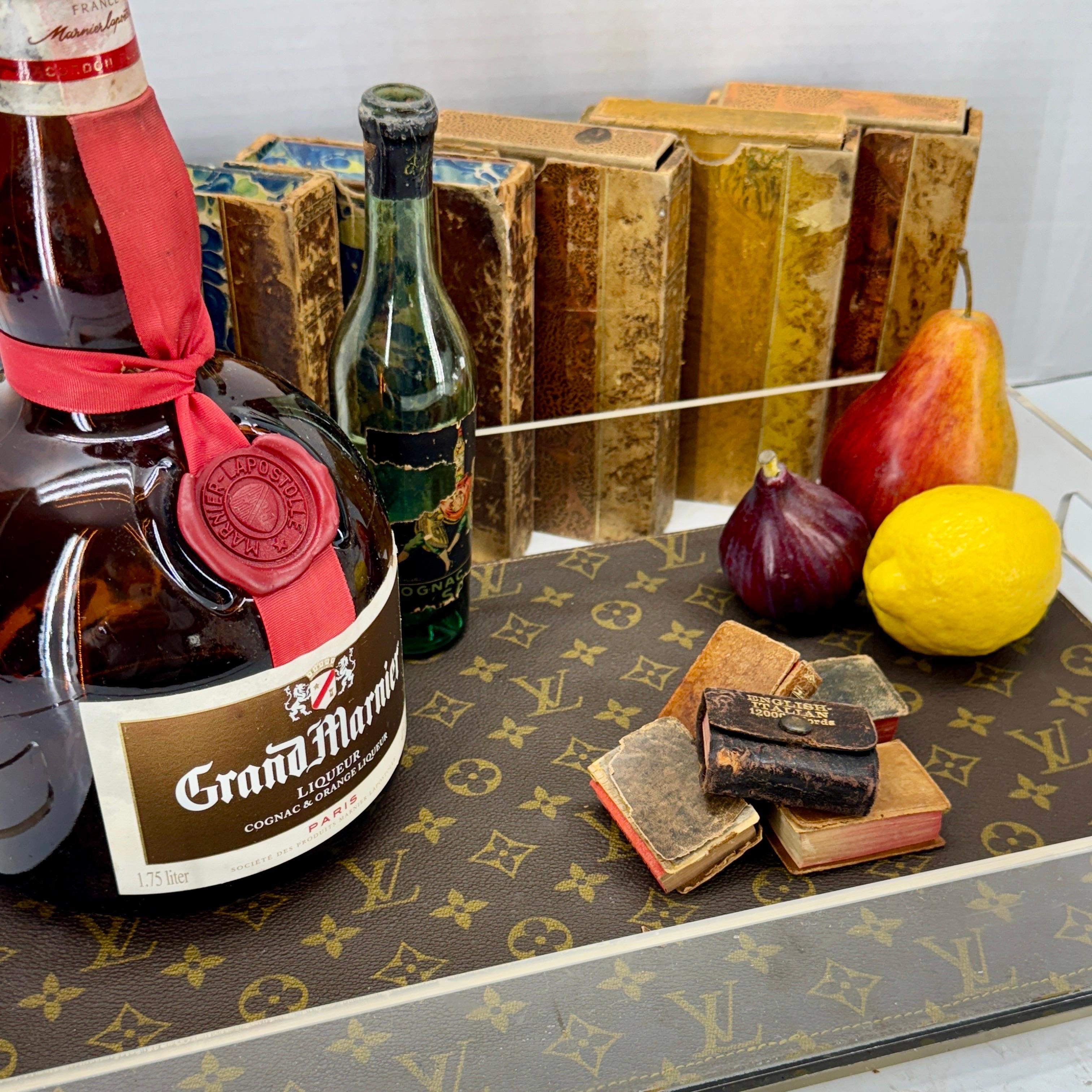 Lucite-Tablett aus der Mitte des Jahrhunderts mit Monogramm-Stoff von Louis Vuitton im Angebot 5