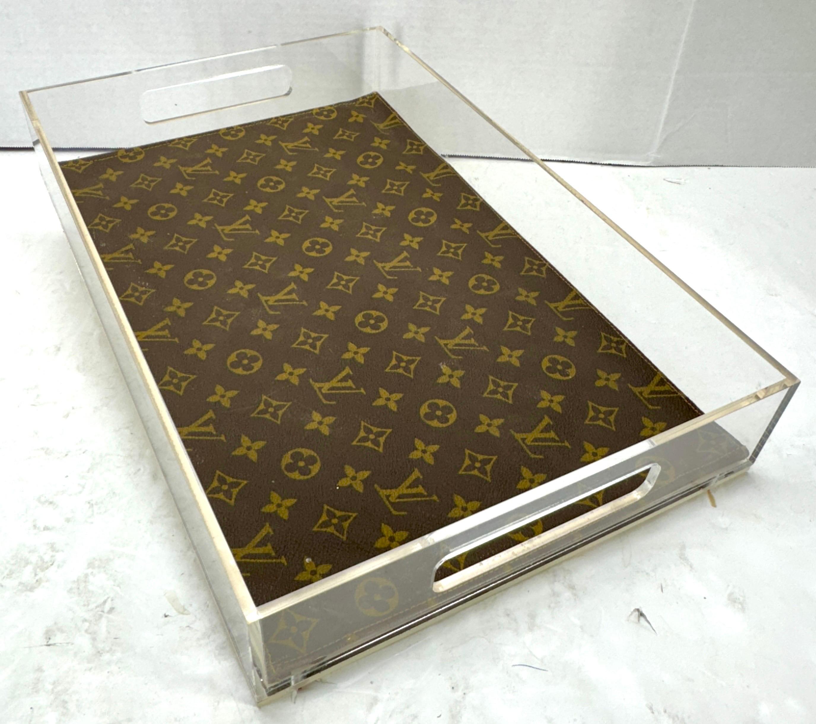 Lucite-Tablett aus der Mitte des Jahrhunderts mit Monogramm-Stoff von Louis Vuitton im Angebot 8