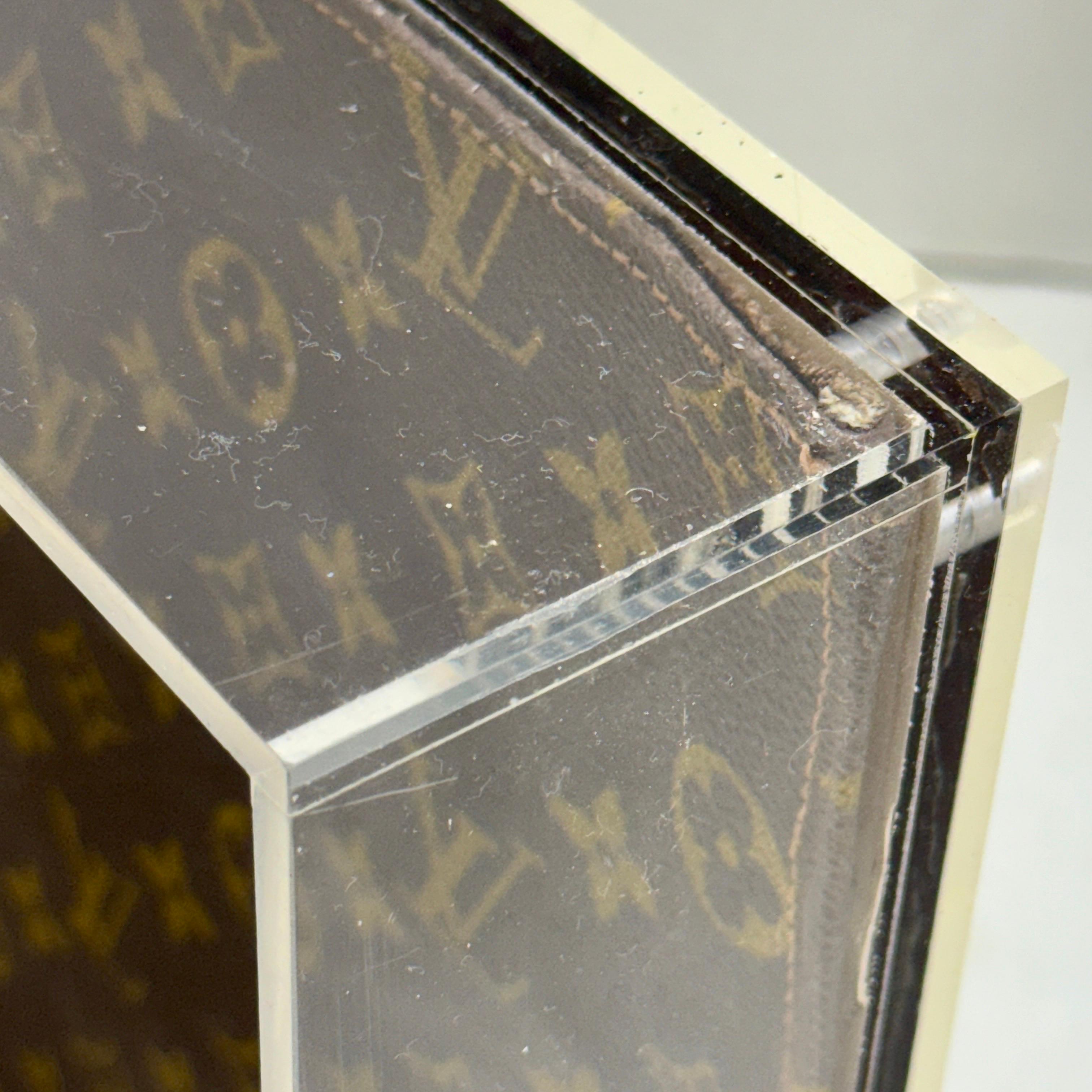 Lucite-Tablett aus der Mitte des Jahrhunderts mit Monogramm-Stoff von Louis Vuitton im Angebot 12
