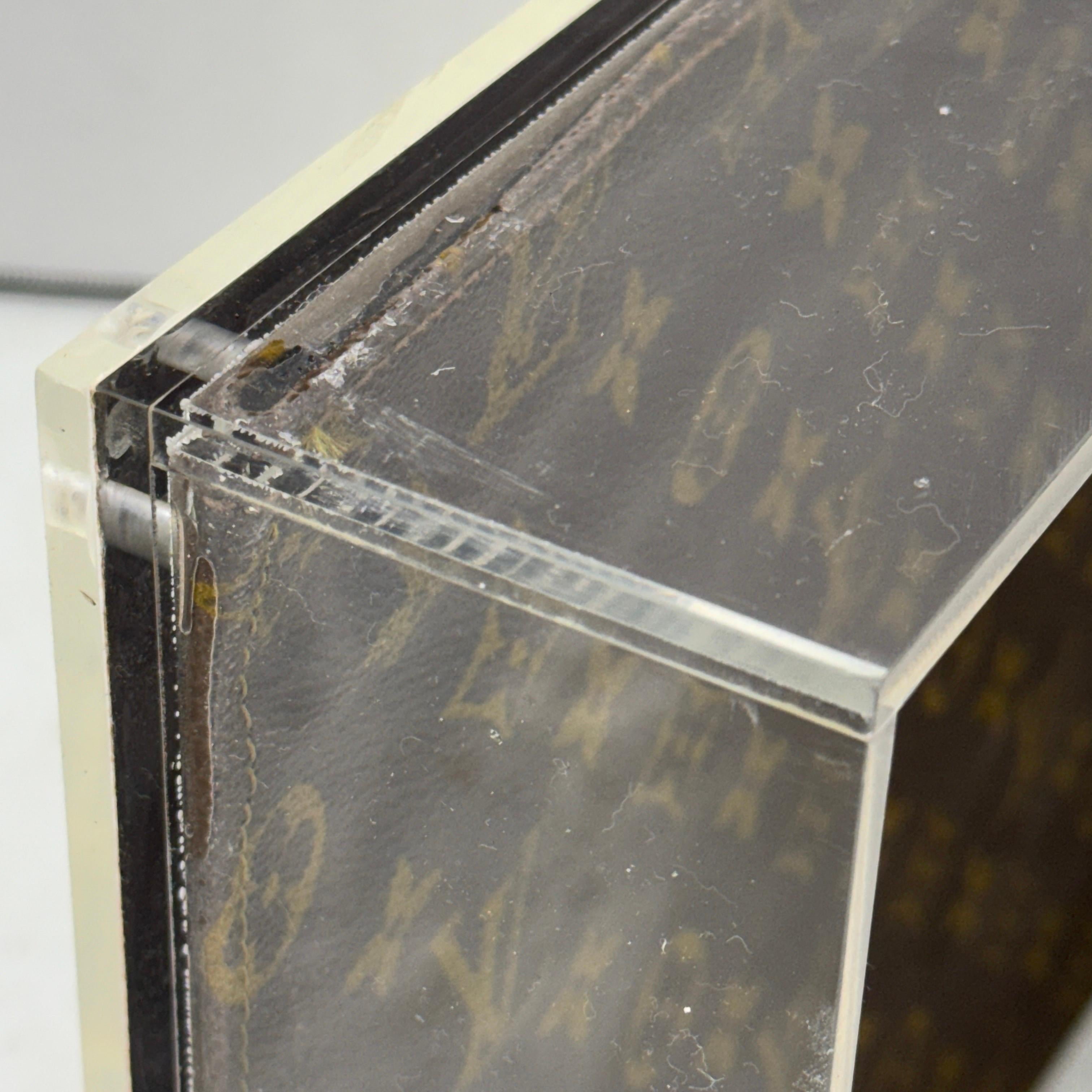 Lucite-Tablett aus der Mitte des Jahrhunderts mit Monogramm-Stoff von Louis Vuitton im Angebot 13