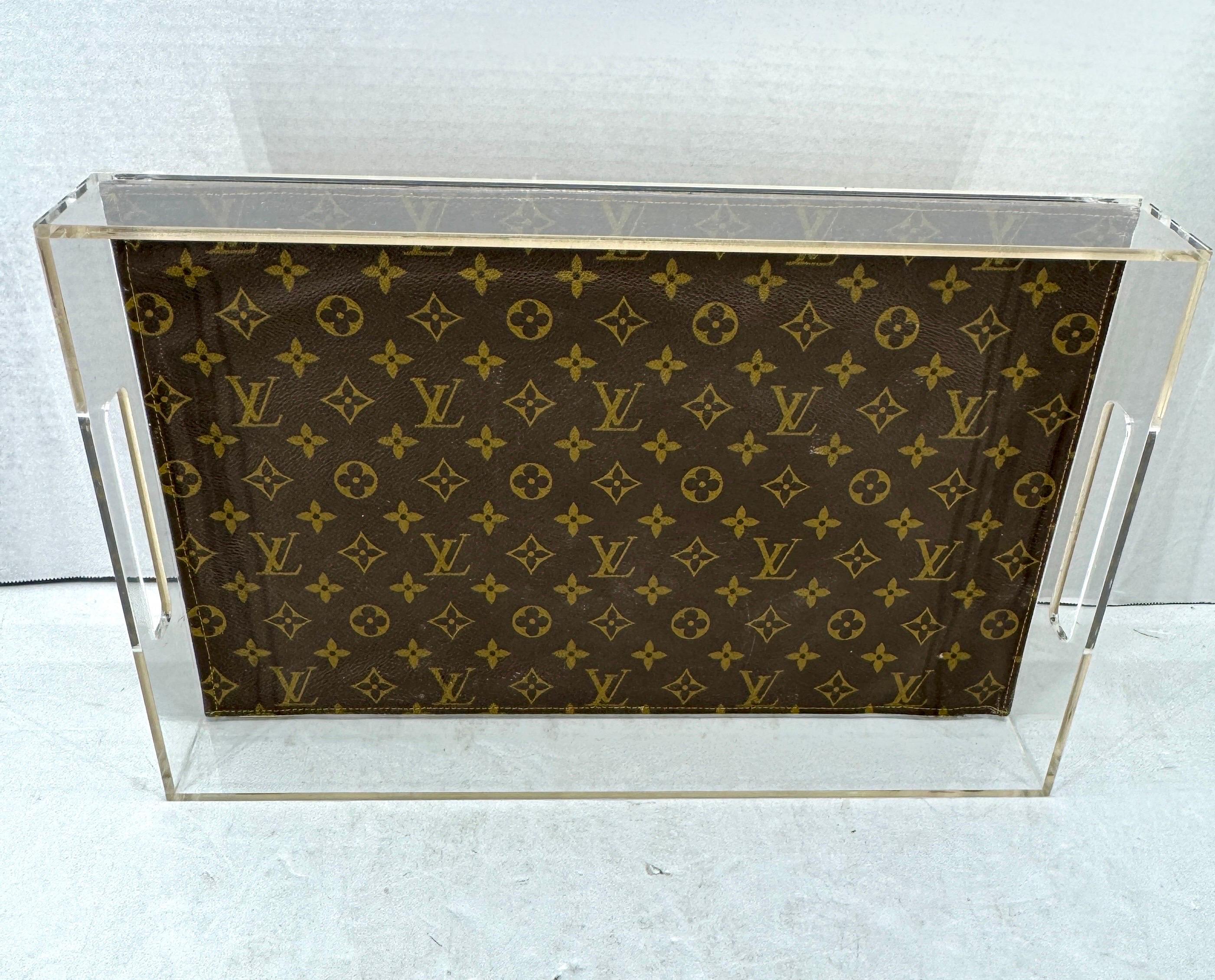 Lucite-Tablett aus der Mitte des Jahrhunderts mit Monogramm-Stoff von Louis Vuitton (Moderne der Mitte des Jahrhunderts) im Angebot