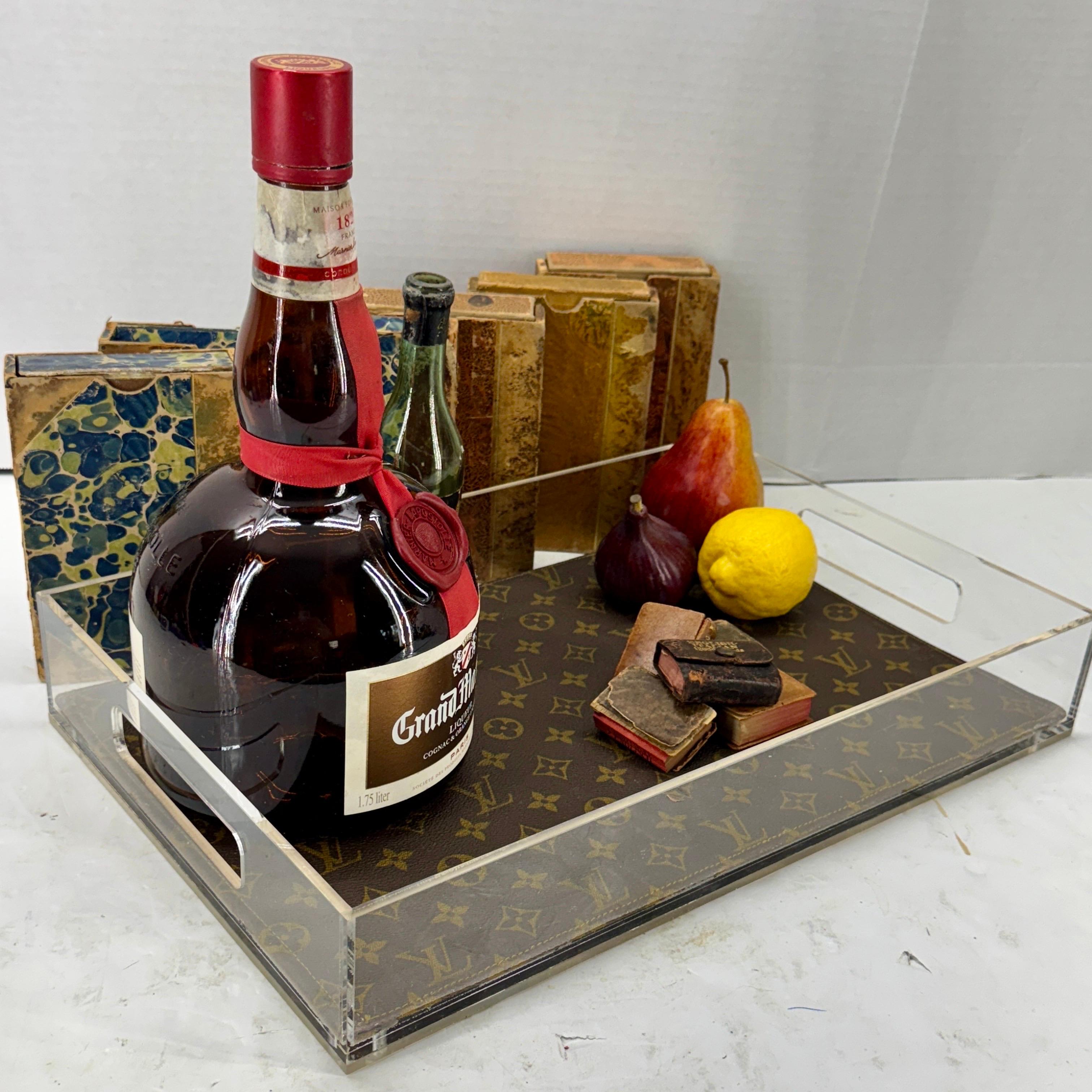 Lucite-Tablett aus der Mitte des Jahrhunderts mit Monogramm-Stoff von Louis Vuitton (20. Jahrhundert) im Angebot